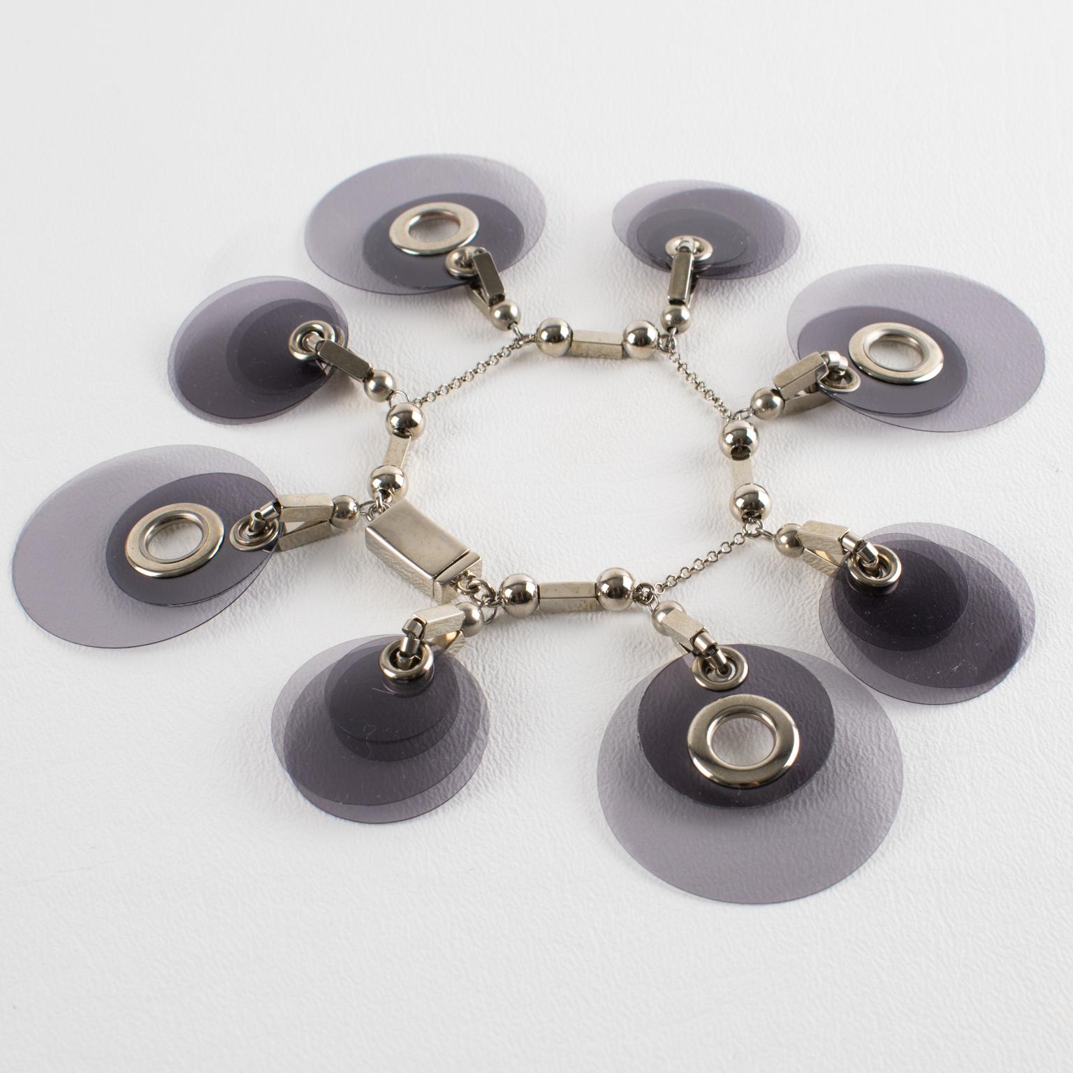 Prada, Italia, ha disegnato questo spettacolare bracciale charme per la sua collezione primavera-estate 2016. Questo splendido bracciale a maglie ti farà brillare in qualsiasi occasione. Viene dalla casa di Prada. Il braccialetto è progettato con