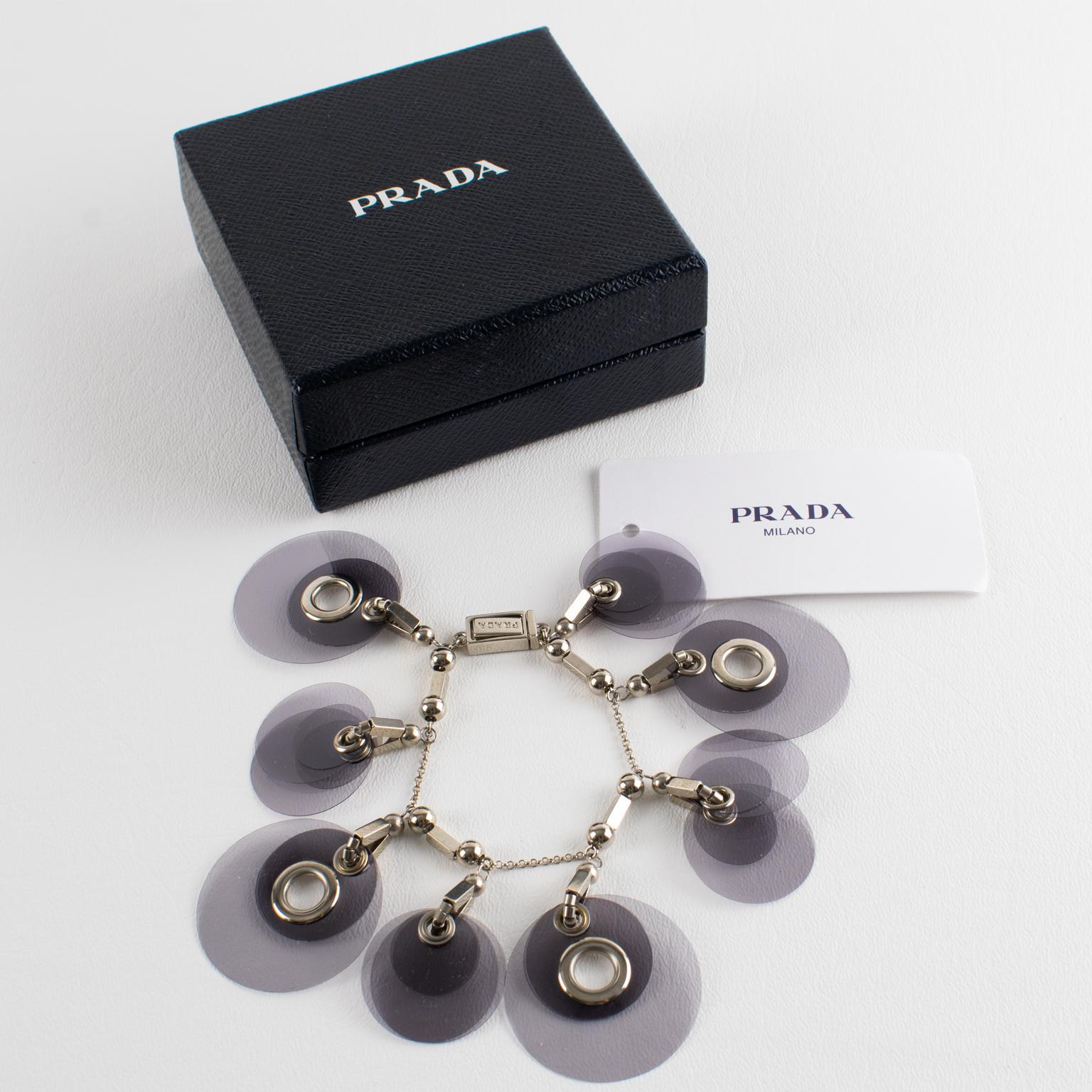 Modernista Bracciale Prada in argento e catena di lucite grigia Collezione Runway SS 2016 in vendita
