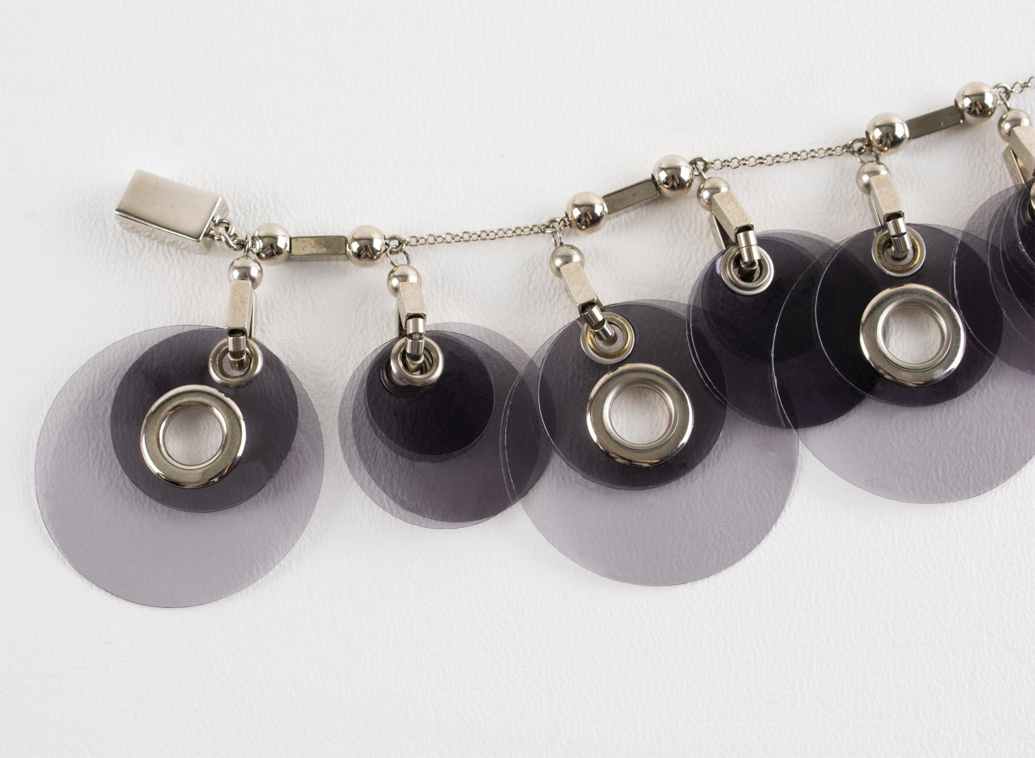 Bracciale Prada in argento e catena di lucite grigia Collezione Runway SS 2016 in vendita 3