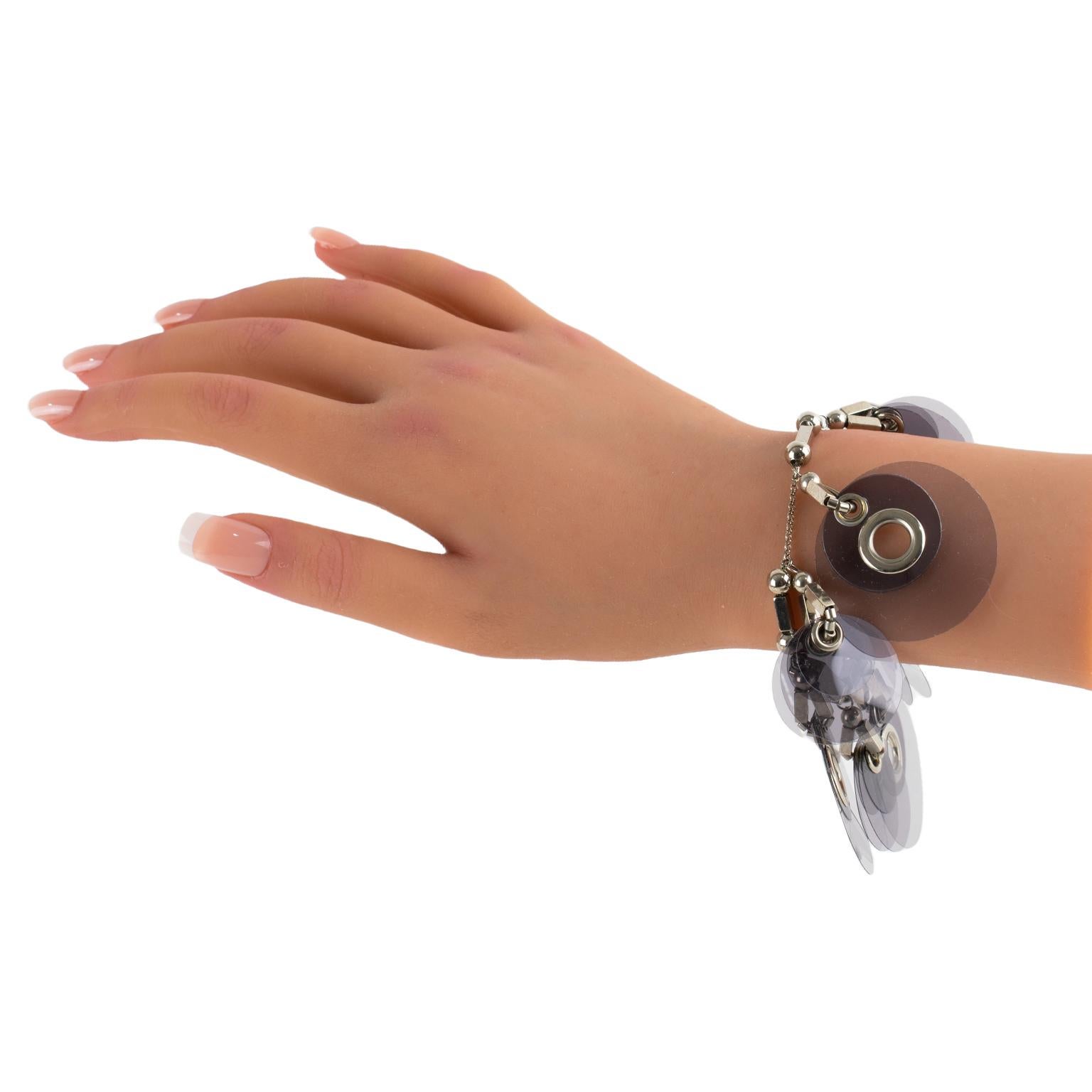 Bracciale Prada in argento e catena di lucite grigia Collezione Runway SS 2016 in vendita 4