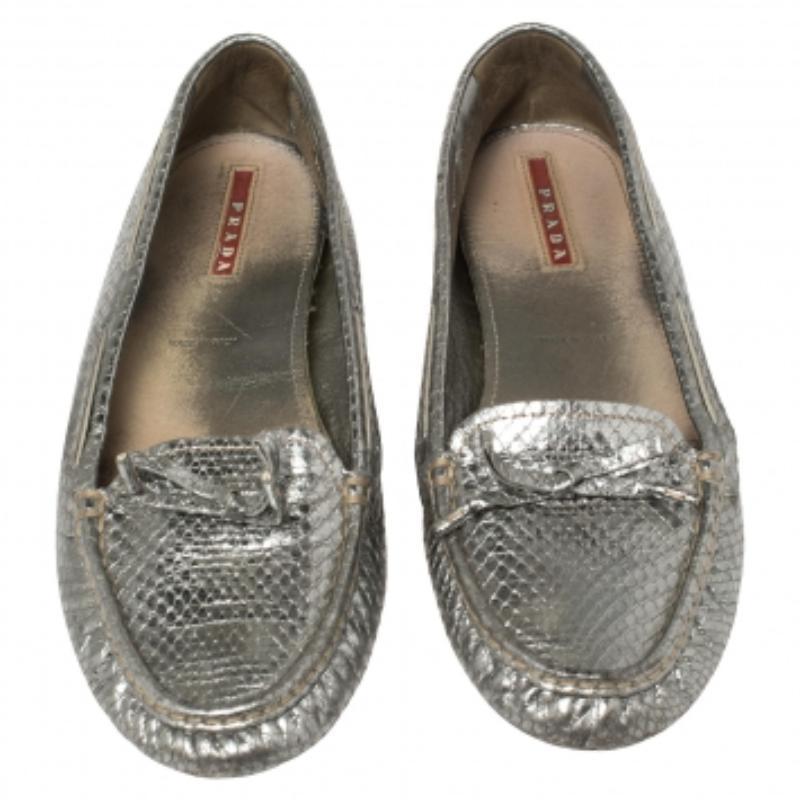 Prada Silver Python Embossed Leather Bow Slip On Loafers Size 39 In Fair Condition For Sale In Dubai, Al Qouz 2