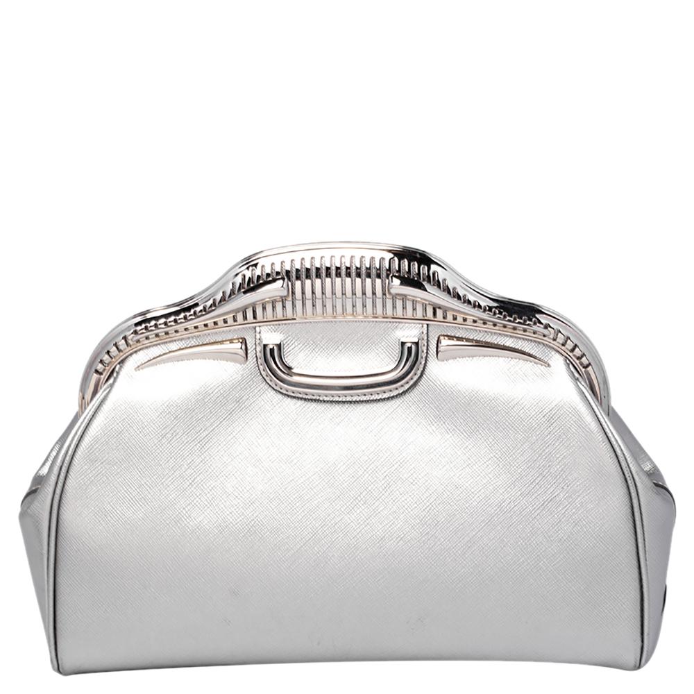 Die Frühjahr/Sommer-Kollektion 2012 von Prada wurde von Retro-Autos inspiriert. Wir haben hier diese 50s Car Clutch aus genau dieser Linie und sie kommt in Saffiano-Leder. Die Clutch hat einen Rahmen aus silberfarbener Hardware. Sie hat eine