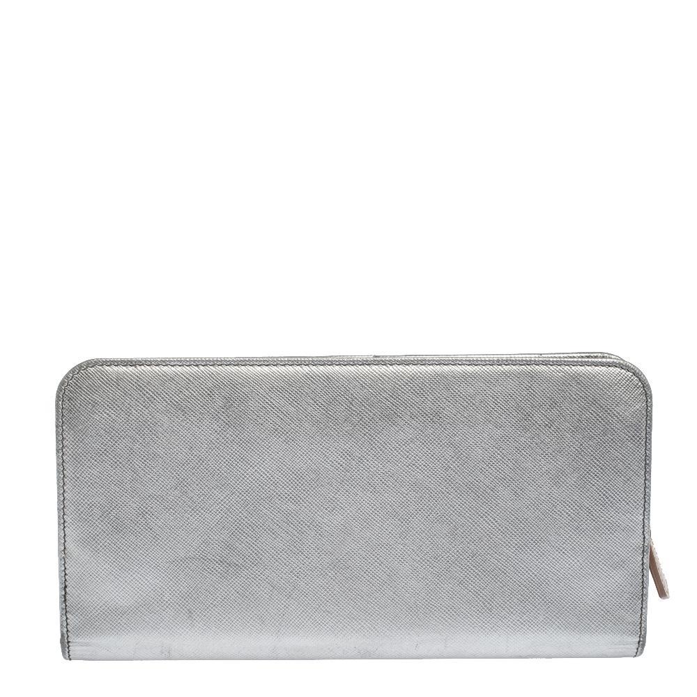The durable leather design of this organizer makes for the best accessory. Suave and stylish, this wallet from Prada effortlessly fits in your essentials. Featuring a rich silver shade, this wallet is complete with multiple card slots and zip