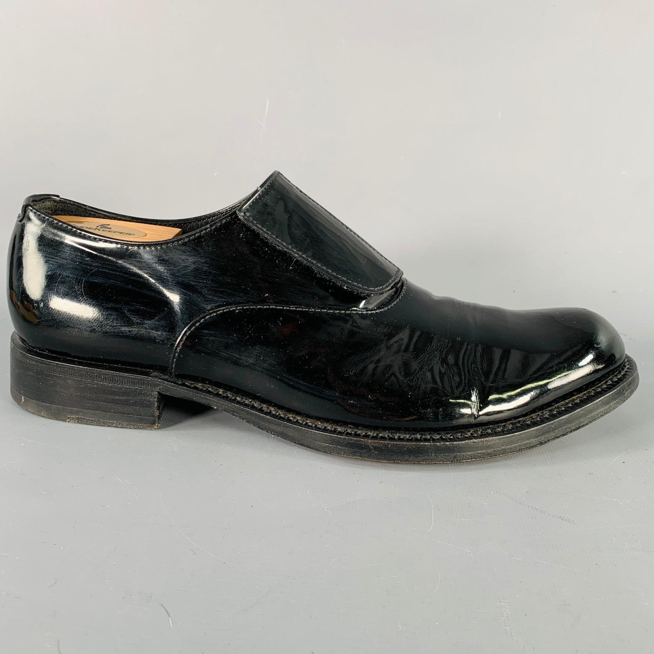 Mocasines PRADA
en charol negro con suela de cuero y cierre sencillo de velcro. Made in Italy. Buen estado de conservación. Signos moderados de desgaste en las suelas, arrugas moderadas. Tal cual. 

Marcado:   10Suela: 12,5 pulgadas  x 4,5 pulgadas