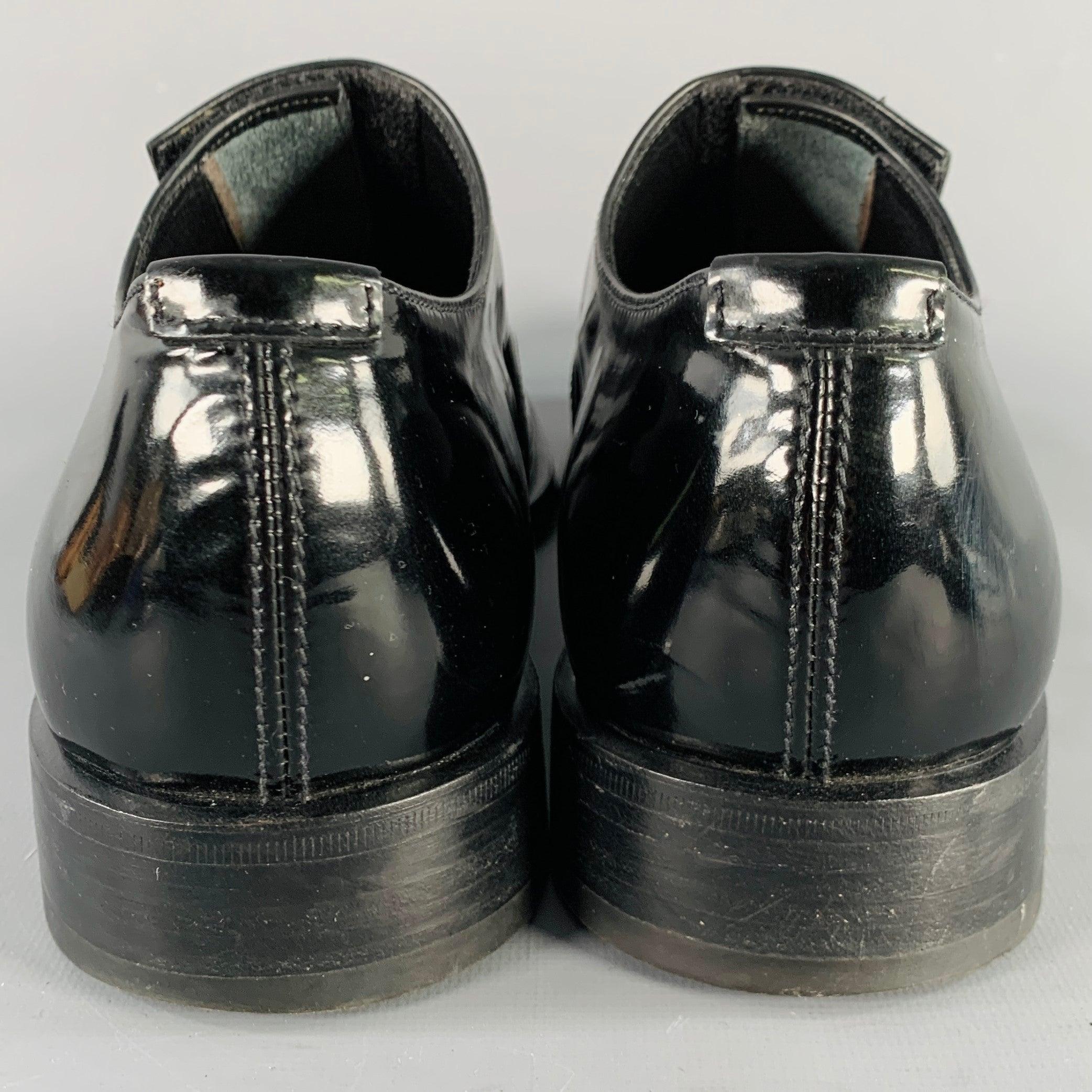 Mocasines de charol negro con gancho PRADA talla 10 Negro en venta
