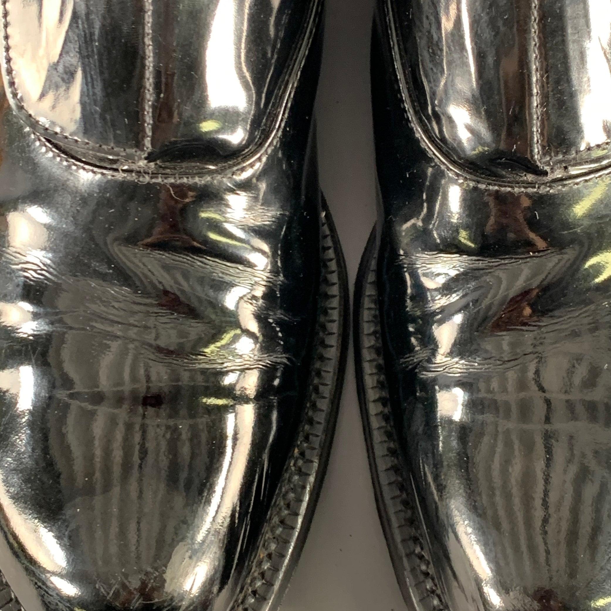 Mocasines de charol negro con gancho PRADA talla 10 en venta 4