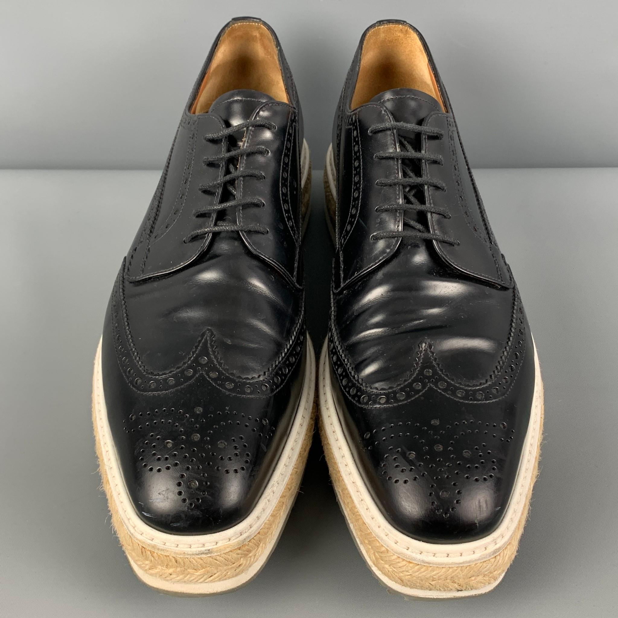 PRADA Größe 10 Schwarz-Weiß Perforierte Plateau-Schuhe aus Leder mit Schnürung im Zustand „Gut“ in San Francisco, CA