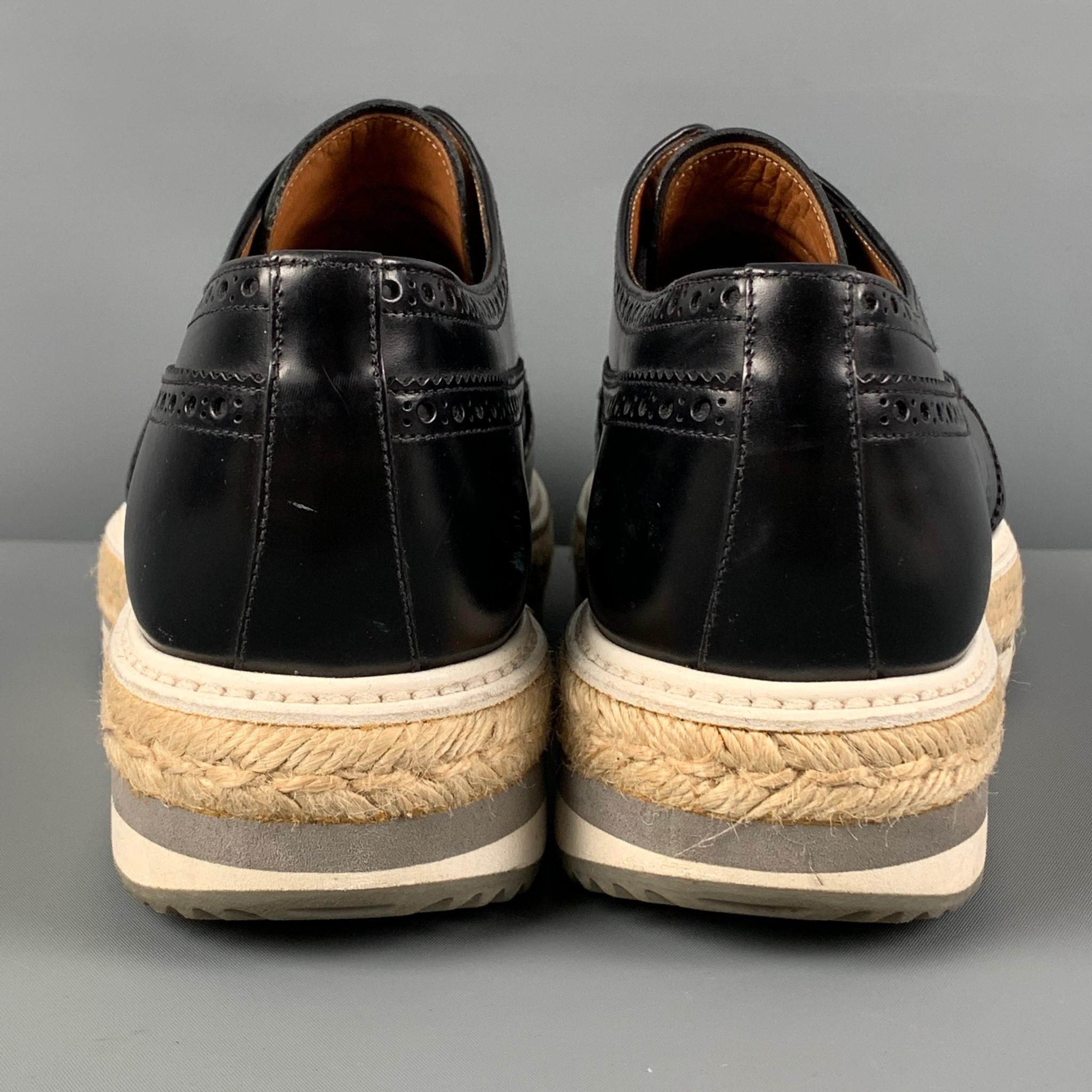 PRADA Größe 10 Schwarz-Weiß Perforierte Plateau-Schuhe aus Leder mit Schnürung Herren