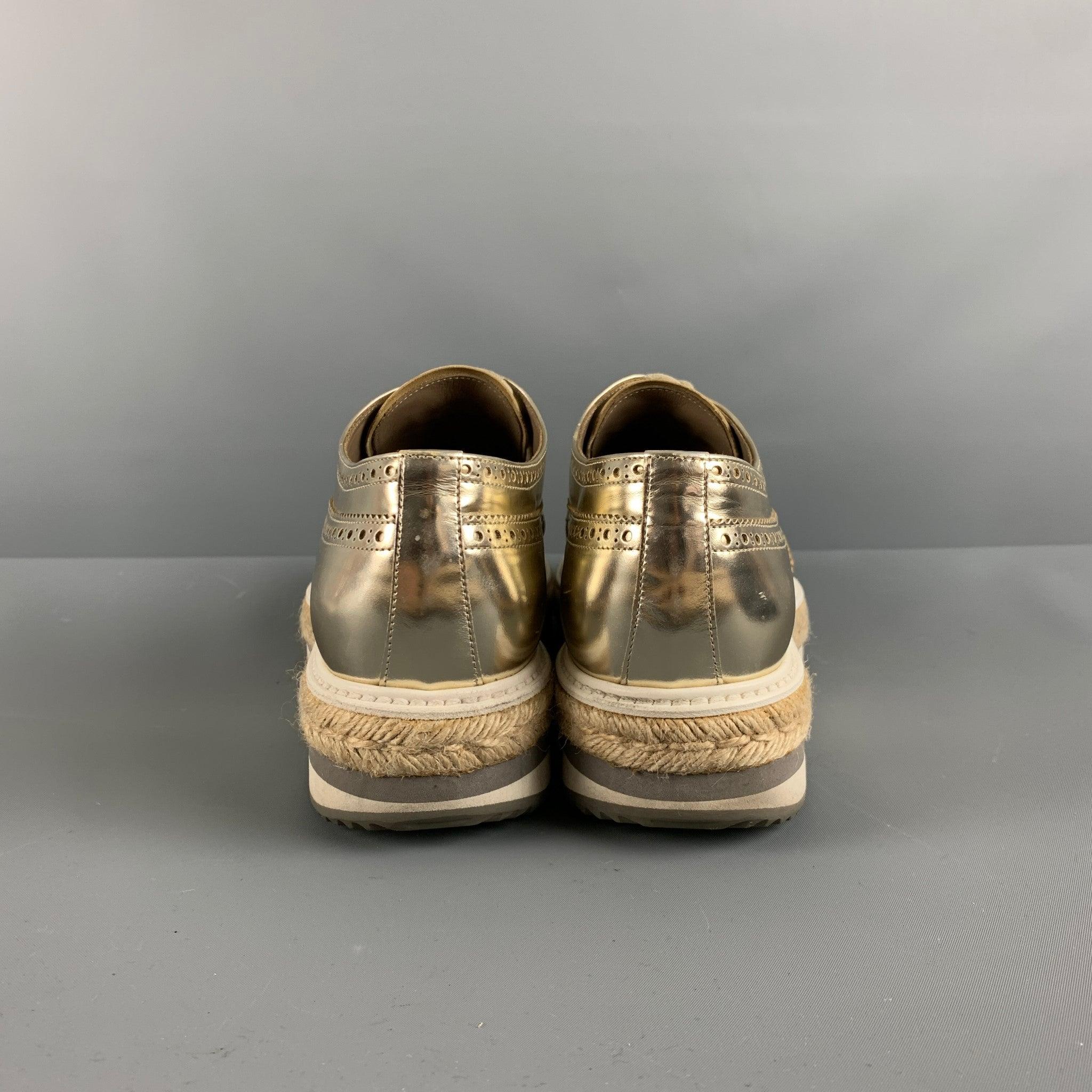 PRADA Taille 10 Chaussures à lacets à plateforme en cuir perforé doré Bon état - En vente à San Francisco, CA