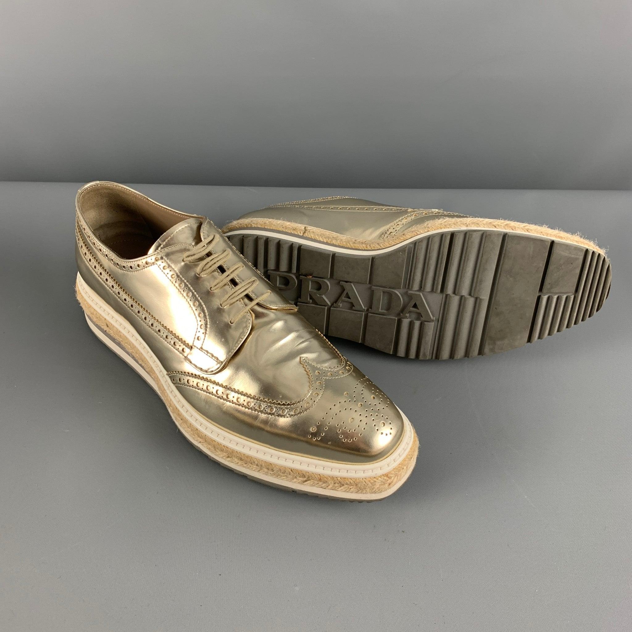 PRADA Taille 10 Chaussures à lacets à plateforme en cuir perforé doré en vente 1