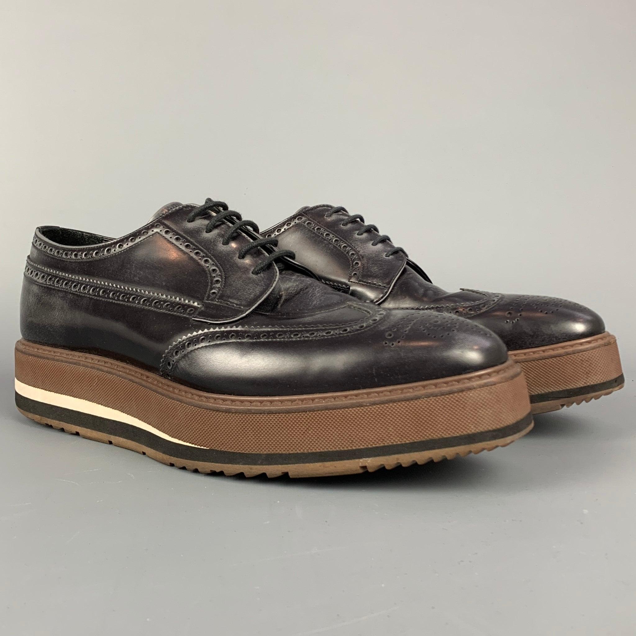Les chaussures PRADA sont réalisées en cuir perforé délavé noir et marron et présentent un bout carré, une plateforme, une semelle en caoutchouc et une fermeture à lacets. Fabriqué en Italie.
Etat d'occasion. 

Marqué :   2EG015 9.5 Semelle