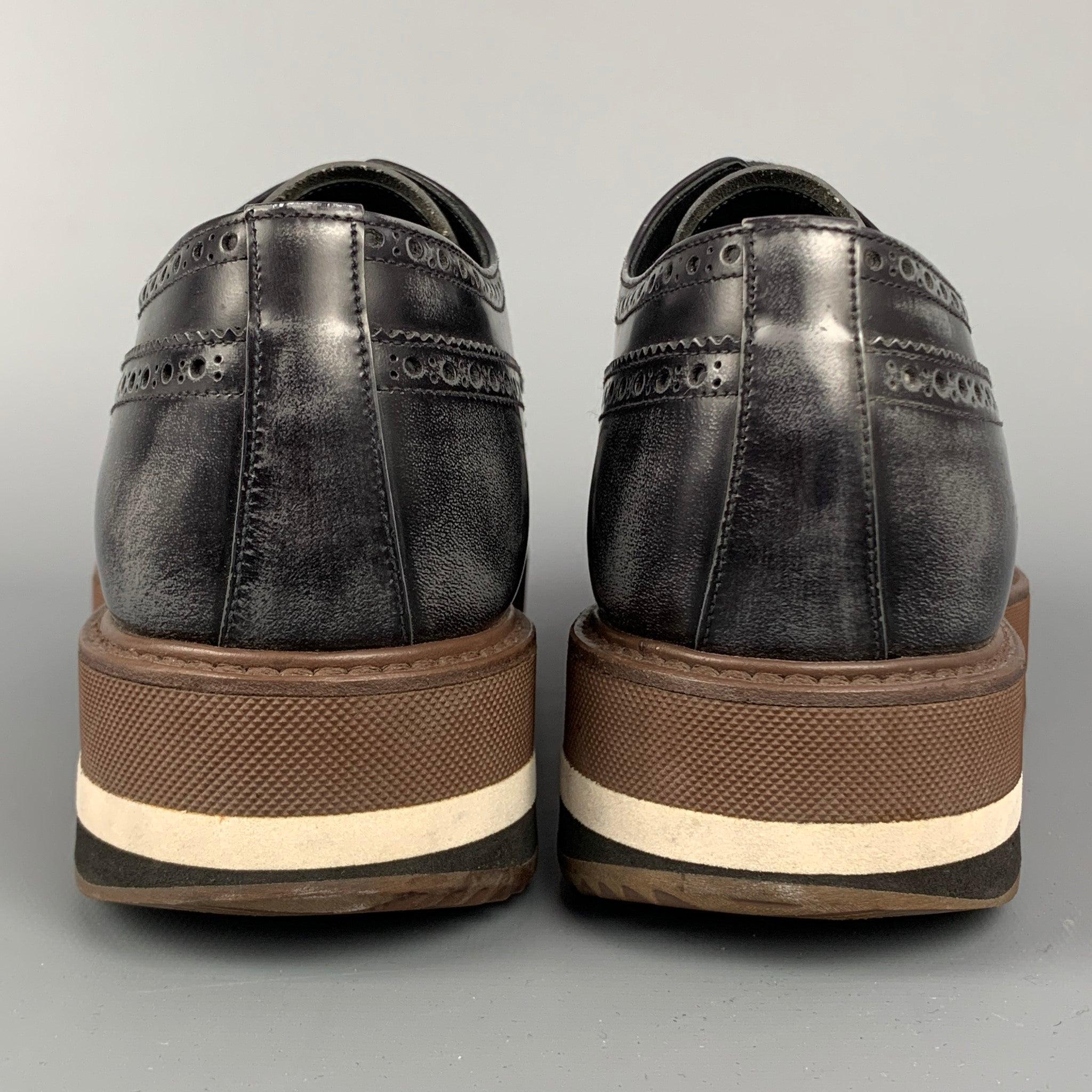 PRADA Taille 10.5 Chaussures à lacets à plateforme en cuir perforé noir et marron en vente 1