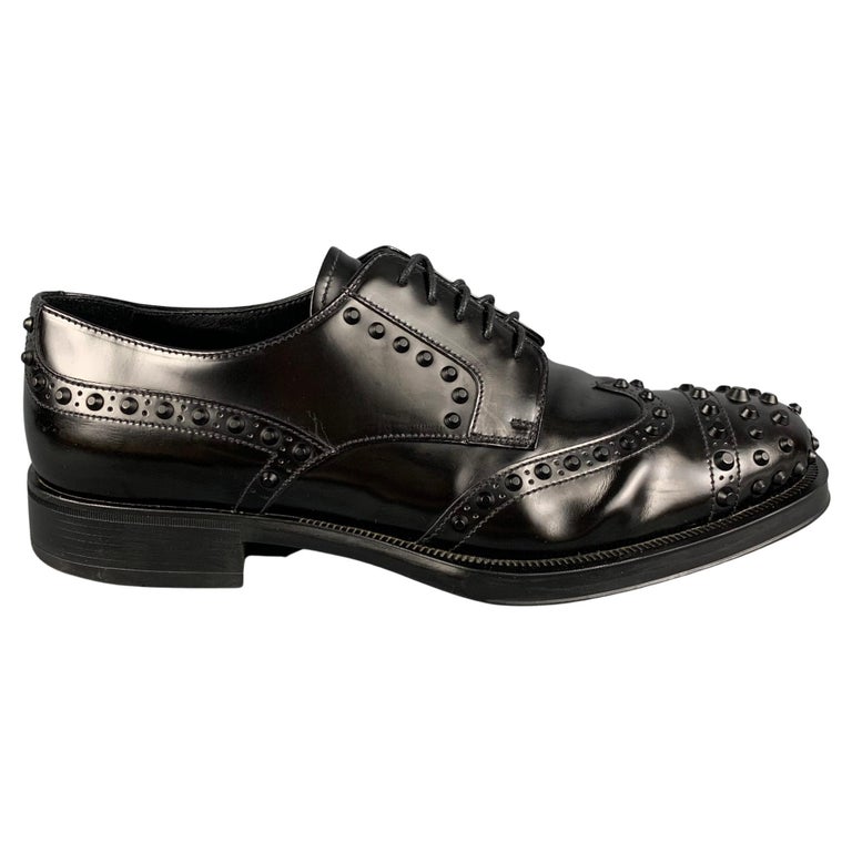 PRADA Größe 10.5 Schwarze Nieten-Schuhe aus Leder mit Schnürung im Angebot  bei 1stDibs