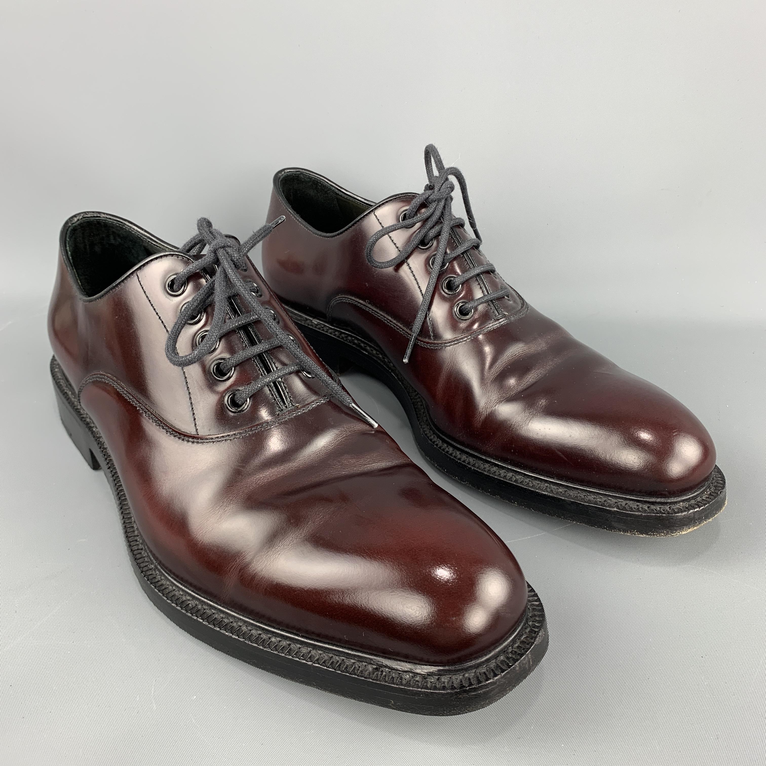 PRADA Lace Up Shoes comes in a burgundy tone in a solid polished leather material, with a pointed round toe, a thick leather sole, lace up.

Excellent Pre-Owned Condition.
Marked: UK 9 1/2   2 EA  075

Outsole: 4.7 x 12.8 in. 