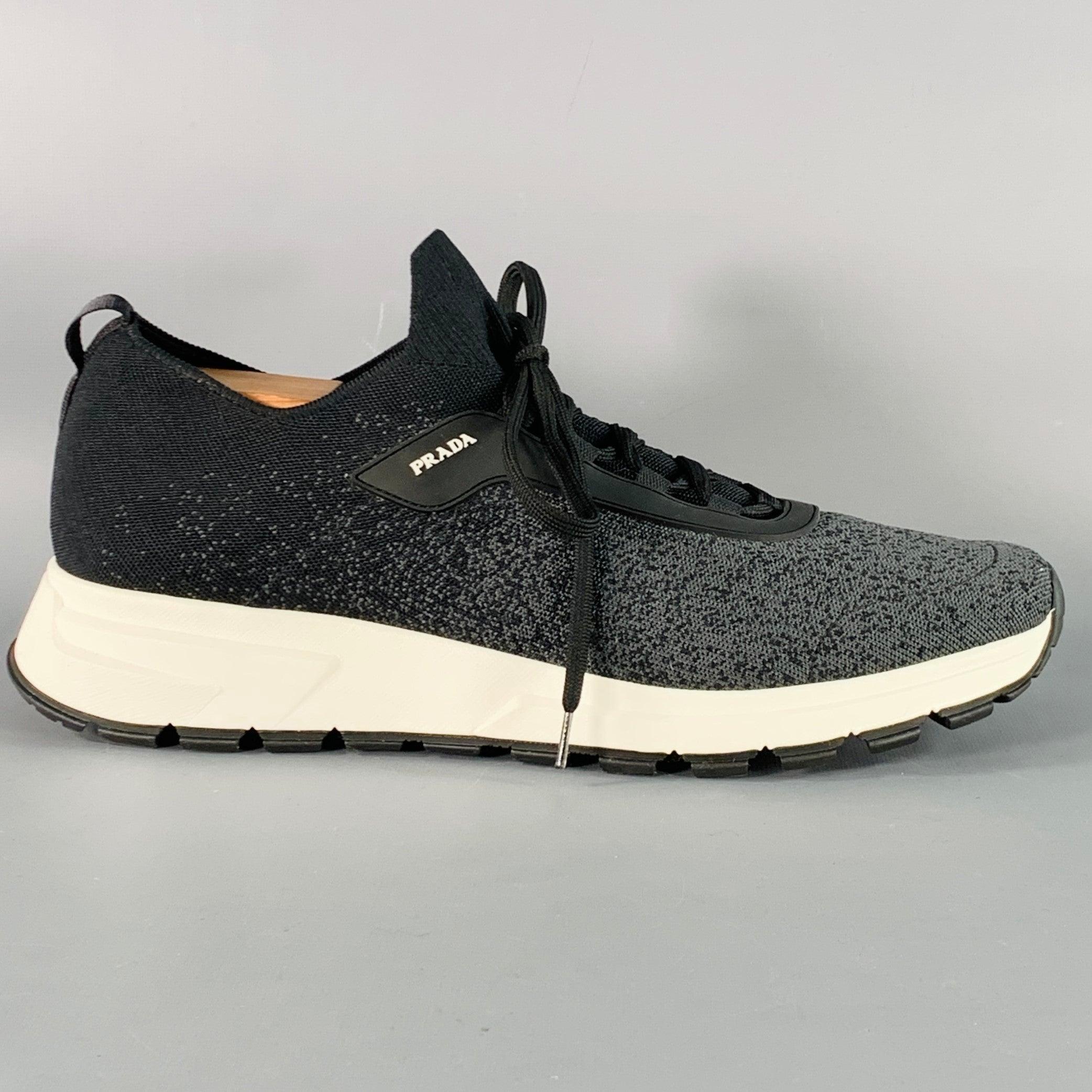 PRADA Sneakers aus schwarzem und grauem Stretch-Nylon mit niedrigem Schaft, Ombre-Design und Schnürverschluss. Schuhspanner nicht enthalten. Made in Italy.Neu ohne Box. 

Markiert:   [E3393 11Außensohle: 12,5 Zoll  x 4,5 Zoll 

  
  
 
Sui