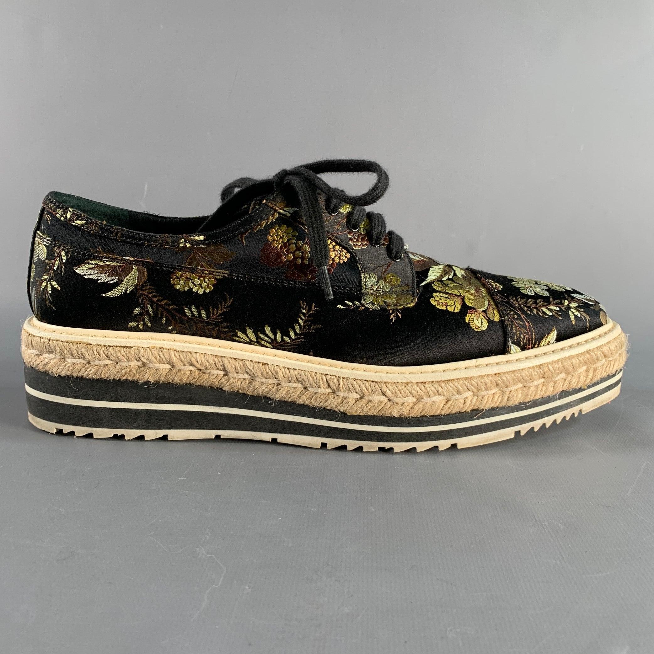 Chaussures PRADA en jacquard multicolore avec motif floral, plateforme en caoutchouc bordée de jute, bout rond et fermeture à lacets. Fait en Italie. Très bon état d'origine. 

Marqué :   41Semelle d'usure : 11.75 pouces  x 4 pouces  
  
  
