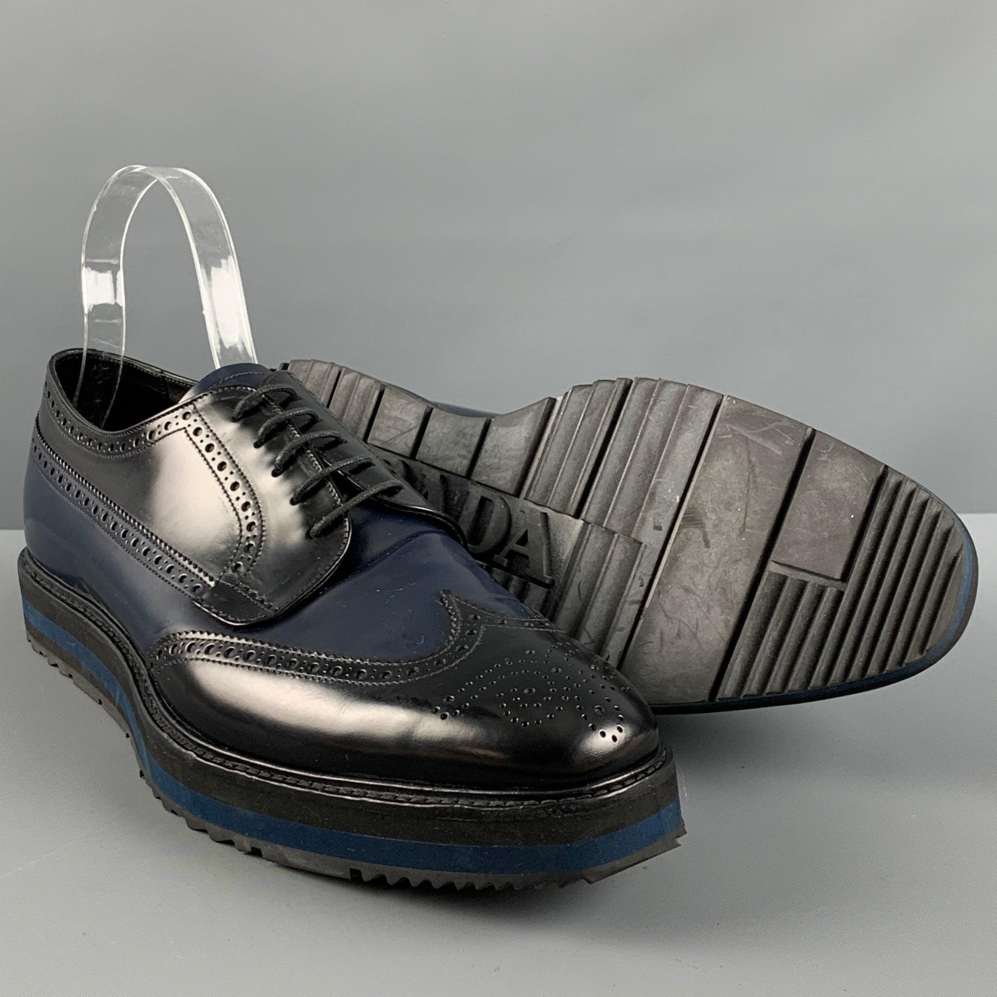 PRADA Taille 11 Marine Noir Plateforme Cuir perforé Chaussures à lacets en vente 1