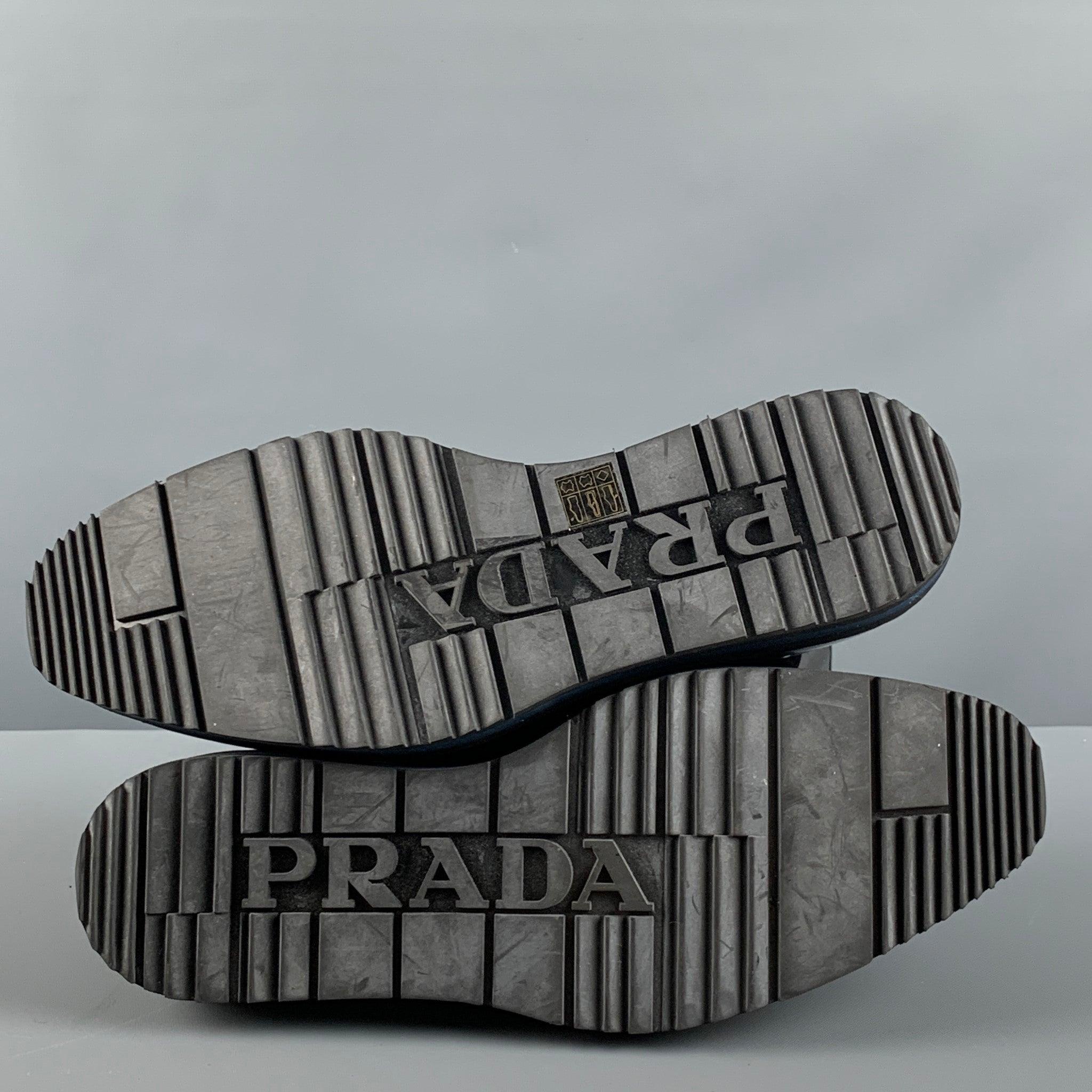 PRADA Taille 11 Marine Noir Plateforme Cuir perforé Chaussures à lacets en vente 2