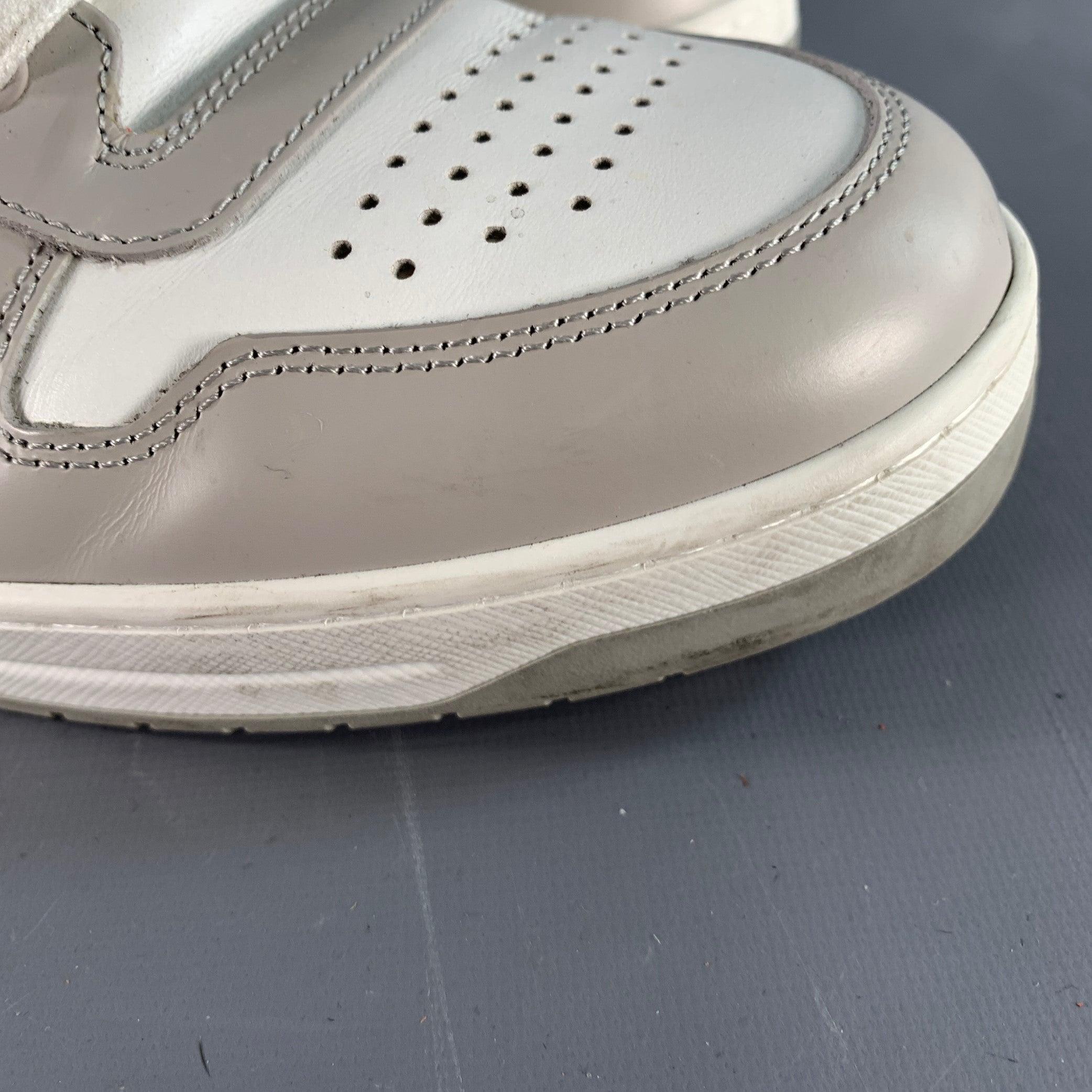 PRADA Größe 11 Weiß Grau Farbe Block Perforierte Leder Logo Low Top Sneakers im Angebot 6