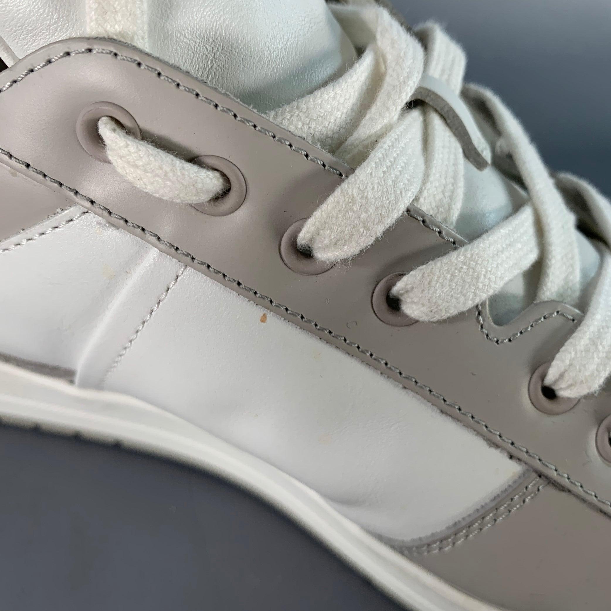 PRADA Größe 11 Weiß Grau Farbe Block Perforierte Leder Logo Low Top Sneakers im Angebot 7