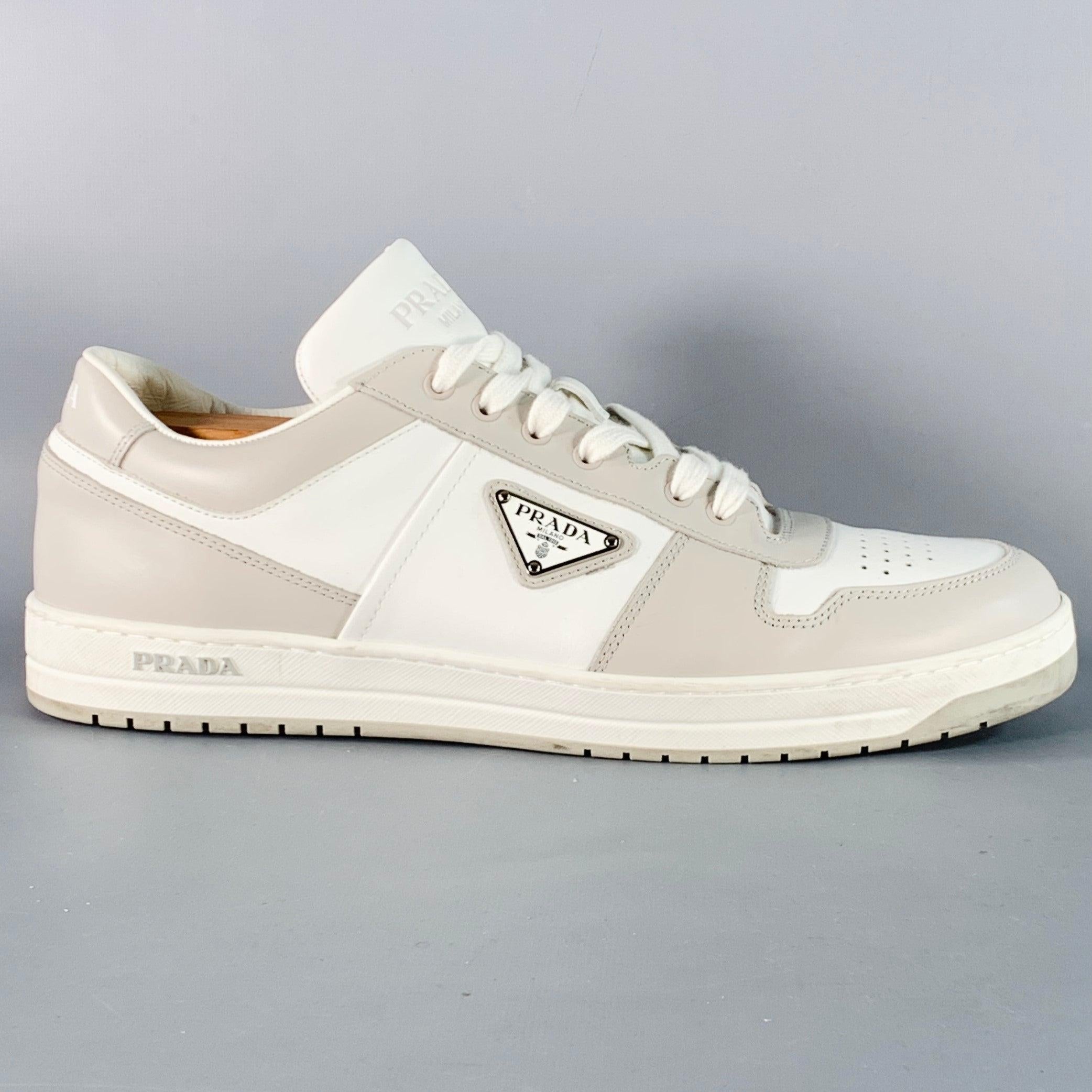 PRADA Turnschuhe
aus weißem und grauem Leder mit niedrigem Schaft, farbigem Blockdesign mit weißem und silberfarbenem Metalldreieck-Logo und Schnürverschluss. Schuhspanner nicht enthalten. Made in Italy. sehr guter gebrauchter Zustand. Mehrere