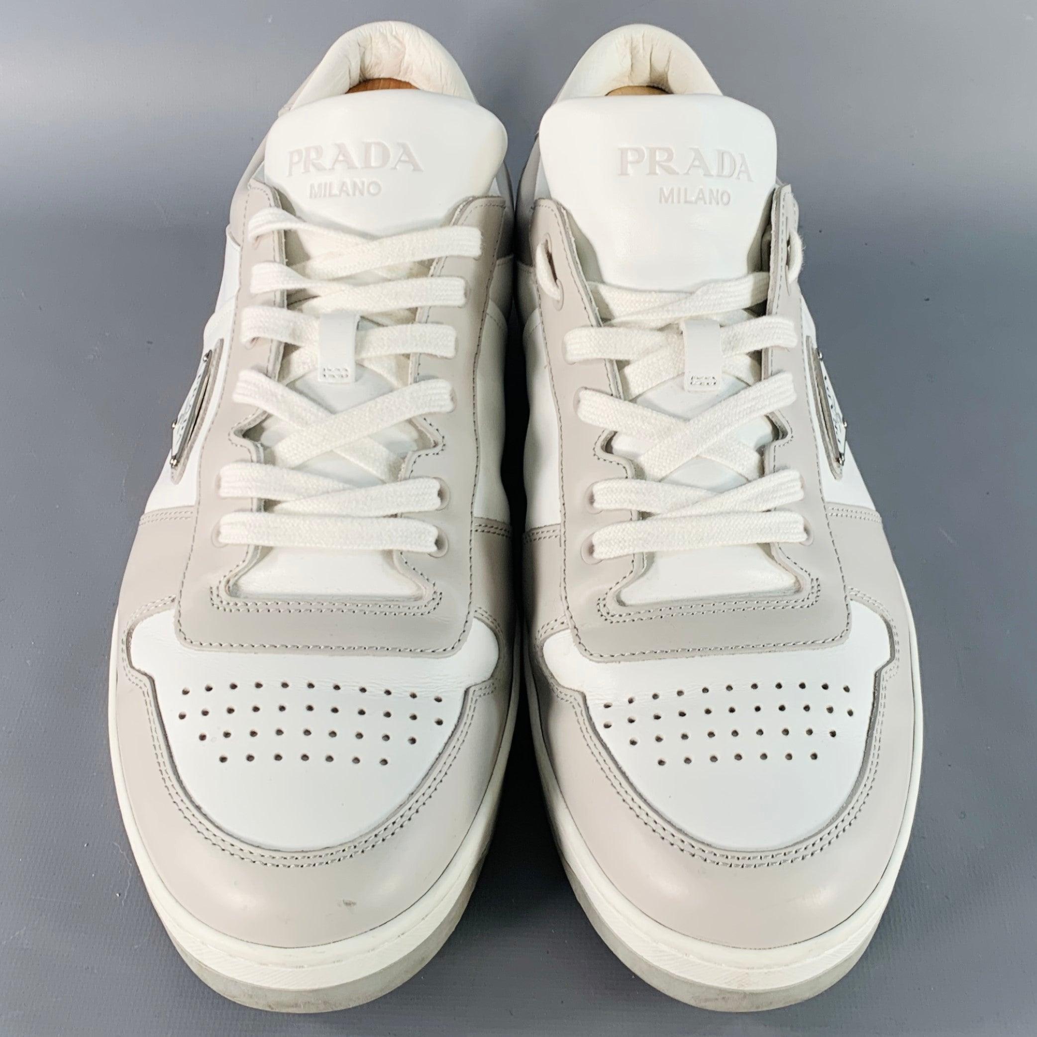PRADA Größe 11 Weiß Grau Farbe Block Perforierte Leder Logo Low Top Sneakers Herren im Angebot