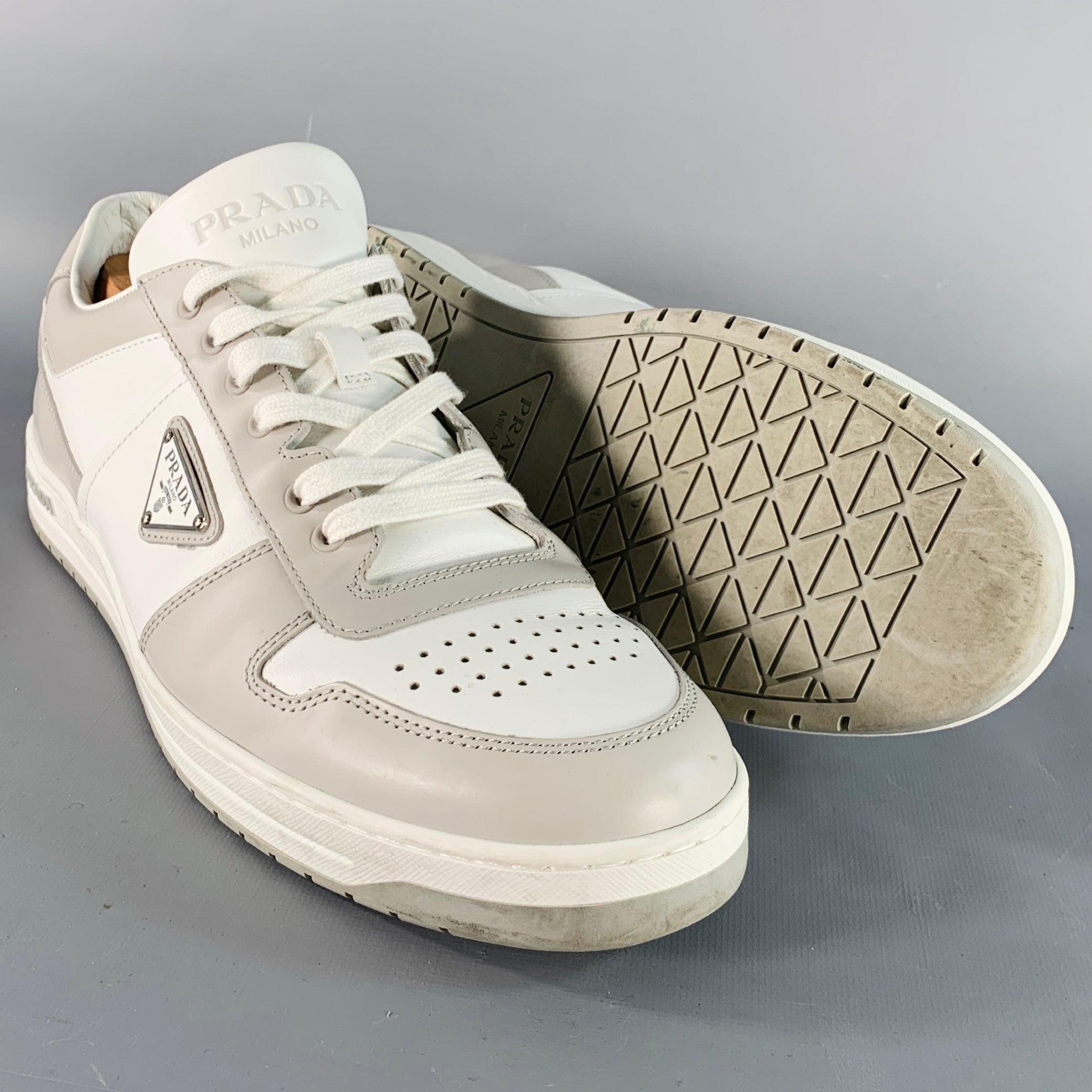 PRADA Größe 11 Weiß Grau Farbe Block Perforierte Leder Logo Low Top Sneakers im Angebot 1