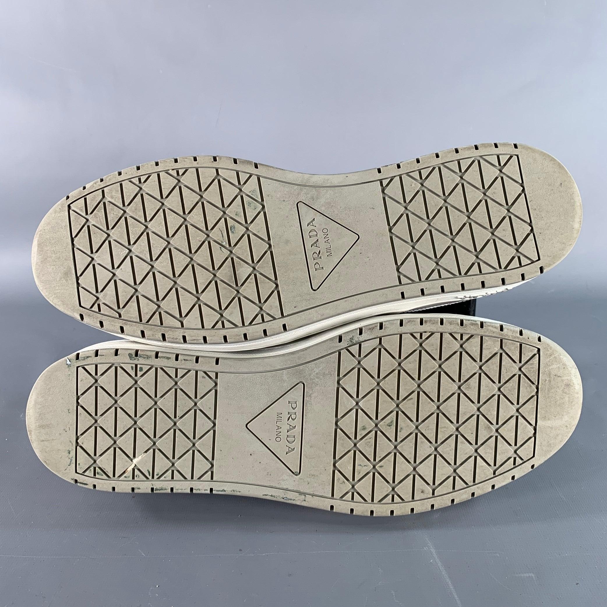 PRADA Größe 11 Weiß Grau Farbe Block Perforierte Leder Logo Low Top Sneakers im Angebot 2