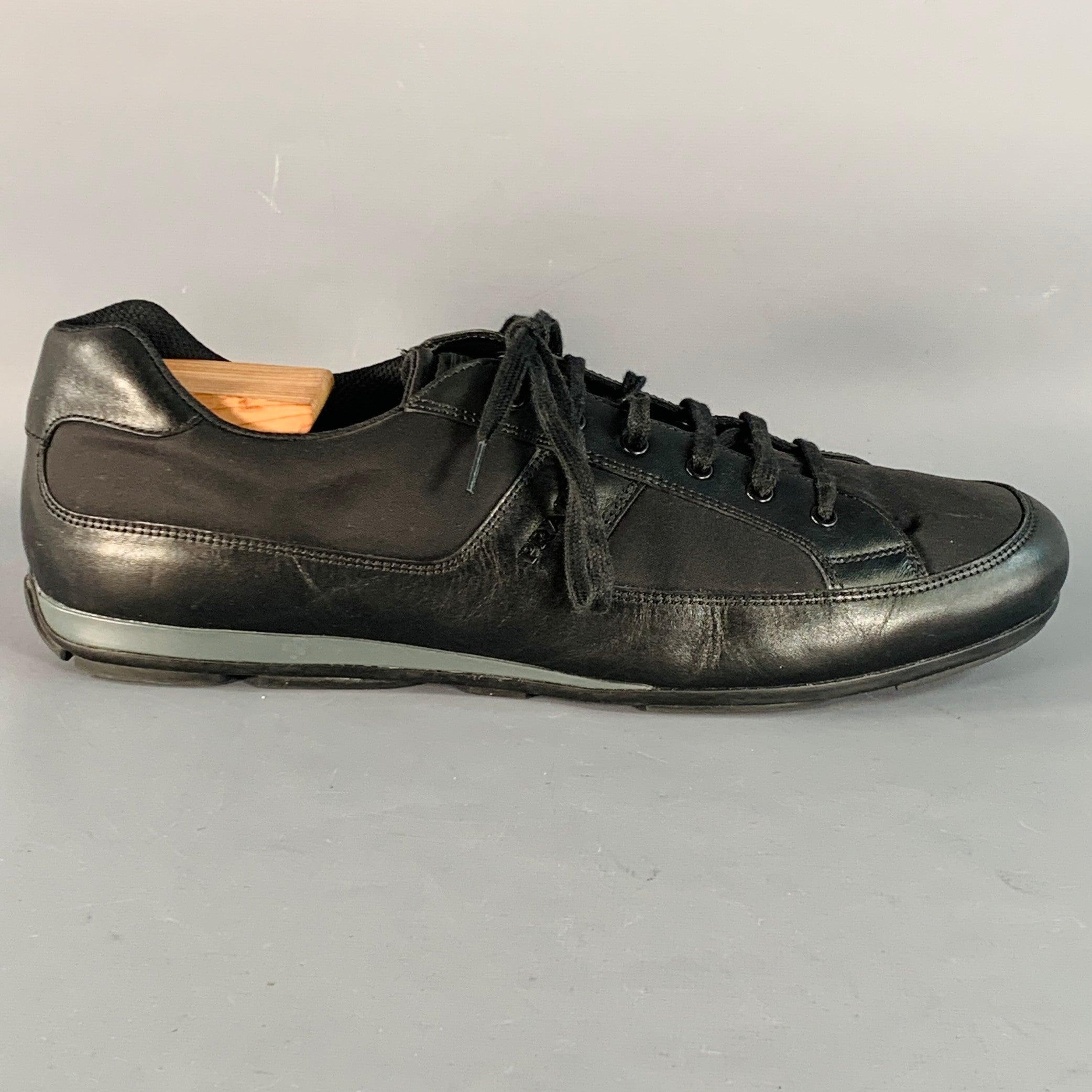 Sneakers Prada
in nylon nero con finiture in pelle, stile low top e chiusura con lacci. Le scarpette non sono incluse.Ottime condizioni di usato. Lacci non corrispondenti, per il resto condizioni eccellenti. 

Contrassegnato:   4E 3231 12Suola: 12,5