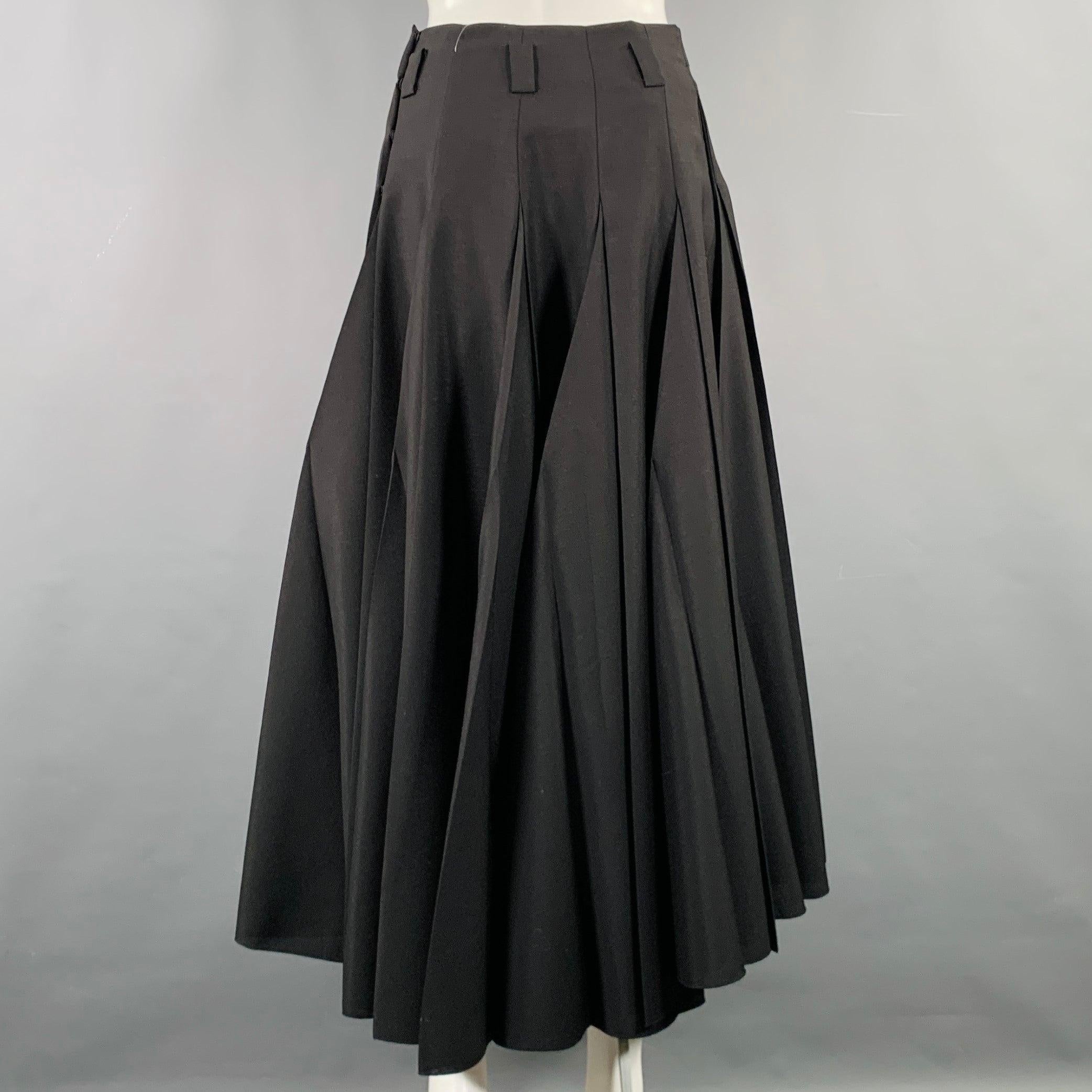 Jupe PRADA
en laine mélangée mohair noire, avec un style plissé, des passants de ceinture, une fermeture à glissière latérale et des boutons-pression. La ceinture n'est pas fournie. Fabriqué en Italie. Excellent état. 

Marqué :   38 

Mesures : 
 