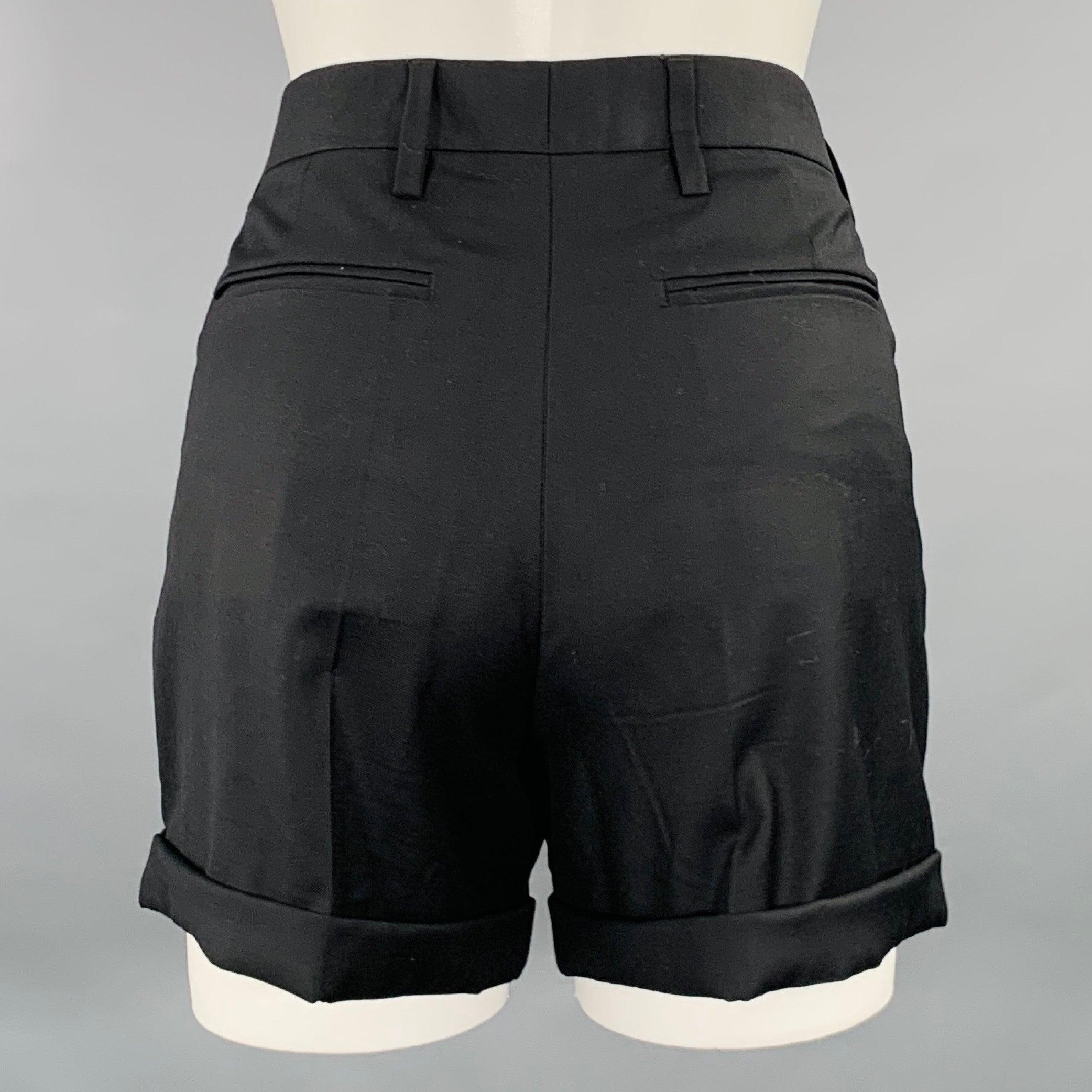Short PRADA
en laine noire, avec des poignets et une fermeture à glissière. Fabriqué en Roumanie. Excellent état. 

Marqué :   38 

Mesures : 
  Taille : 31 pouces Élévation : 9 pouces Entrejambe : 4 pouces 
  
  
 
Référence Sui Generis :