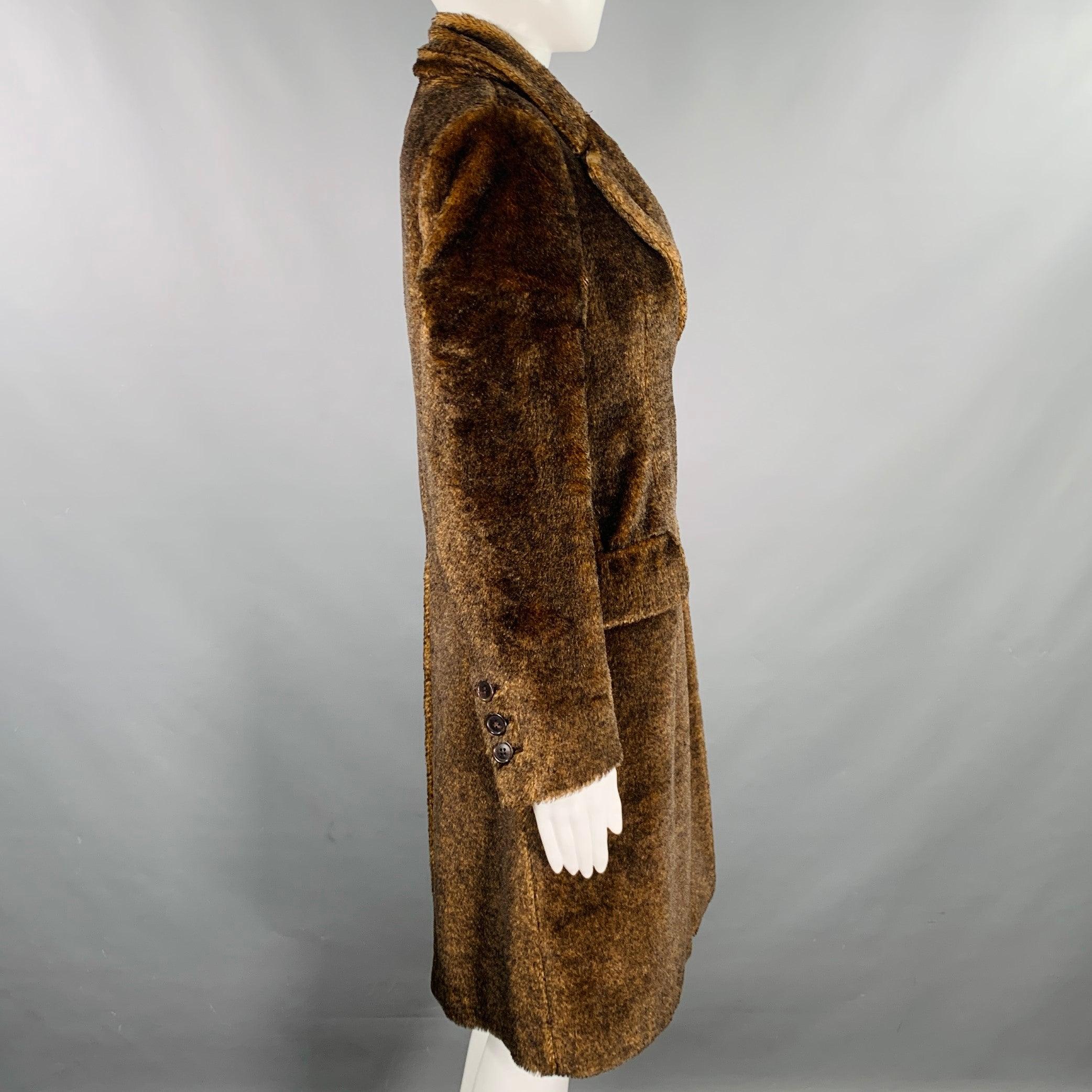 Cappotto di Prada
in pelliccia sintetica marrone e cammello, con bavero a punta, due tasche con patta e chiusura a due bottoni. Made in Italy. Eccellente condizione di usato. 

Contrassegnato:   IT 38 

Misure: 
 
Spalla: 16 pollici Busto: 32