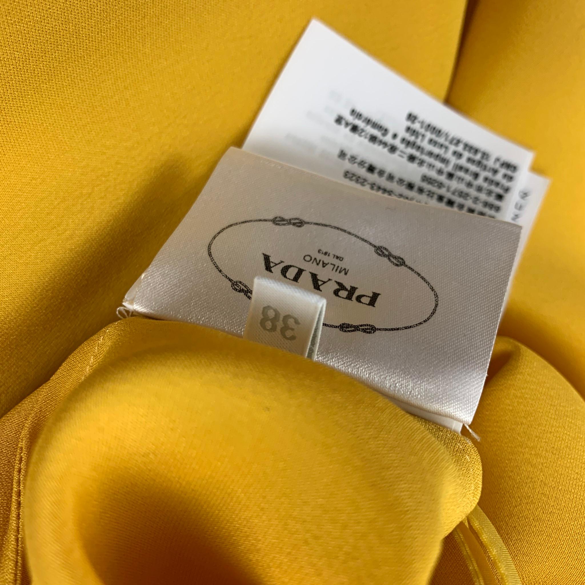  PRADA - Robe à bretelles spaghetti en soie dorée avec logo, taille 2 Pour femmes 
