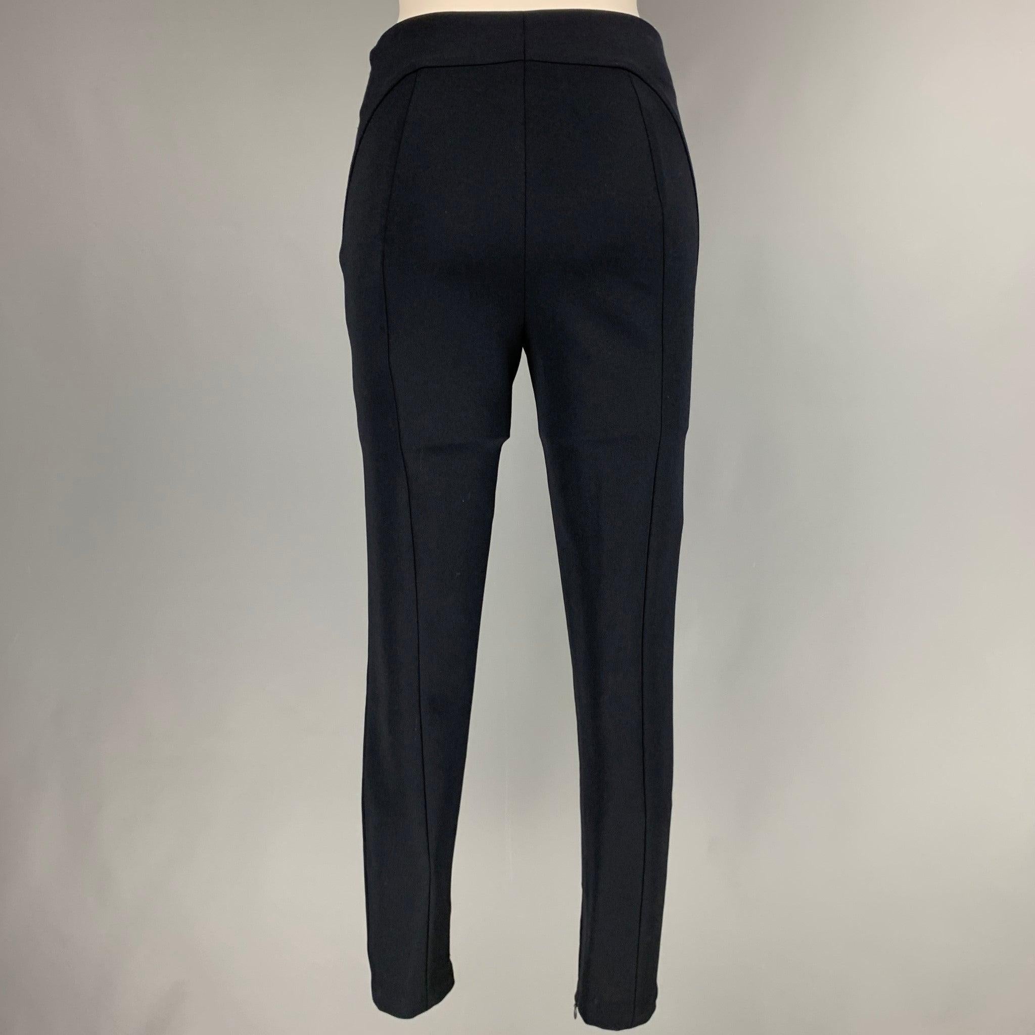 PRADA Taille 2 Pantalon habillé à jambe étroite en mélange de nylon bleu marine Bon état - En vente à San Francisco, CA