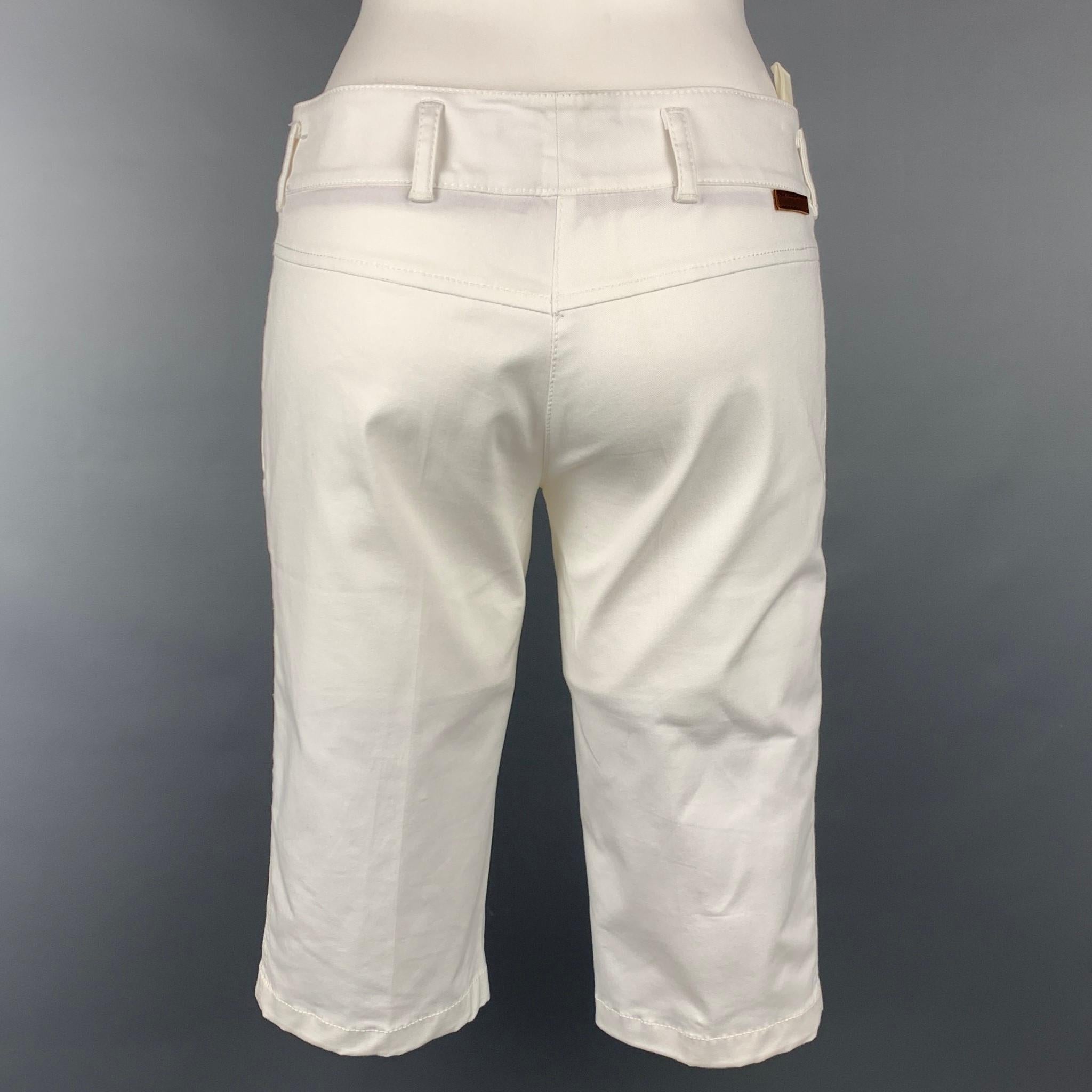 PRADA shorts comes in a white cotton blend featuring a bermuda style, zip fly, and a front tab closure. 

Very Good Pre-Owned Condition.
Marked: 38

Measurements:

Waist: 30 in.
Rise: 8 in.
Inseam: 14 in. 