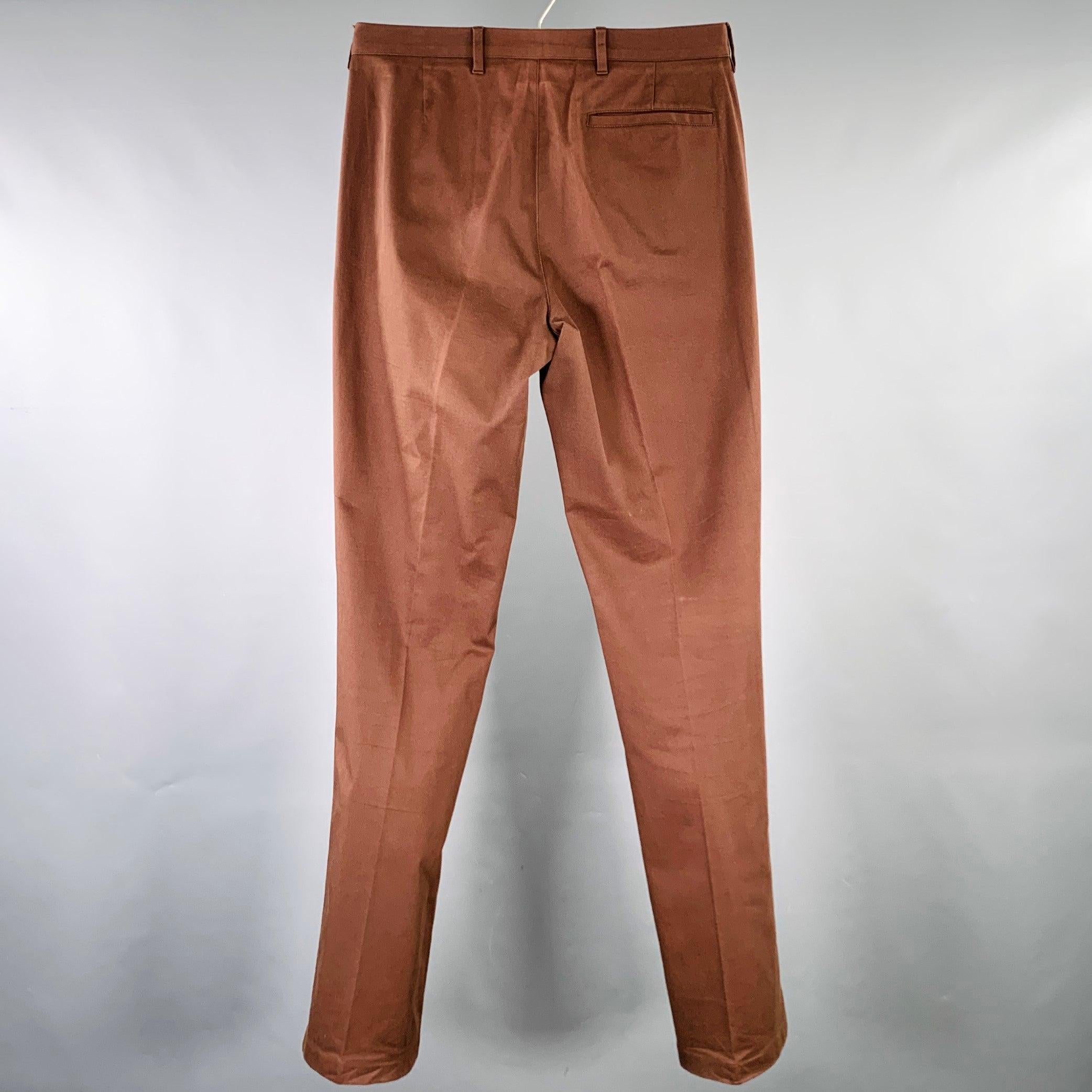 Pantalon décontracté PRADA SPORT
en tissu tissé marron, avec un devant plat, une jambe droite et une fermeture à glissière avec crochets et boucles. Fabriqué en Italie. Très bon état avec étiquettes. Signes d'usure modérés, en l'état. 

Marqué :  