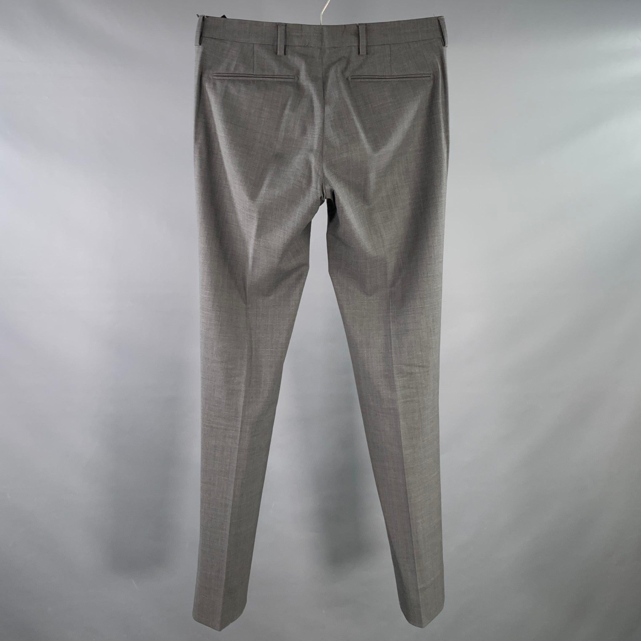 Pantalon habillé PRADA
en laine grise, avec un devant plat, une jambe fuselée et une braguette boutonnée. Fabriqué en Italie. Excellent état.  

Marqué :   IT 46 

Mesures : 
  Taille : 30 pouces Taille : 8 pouces Entrejambe : 33 pouces 
  
  
