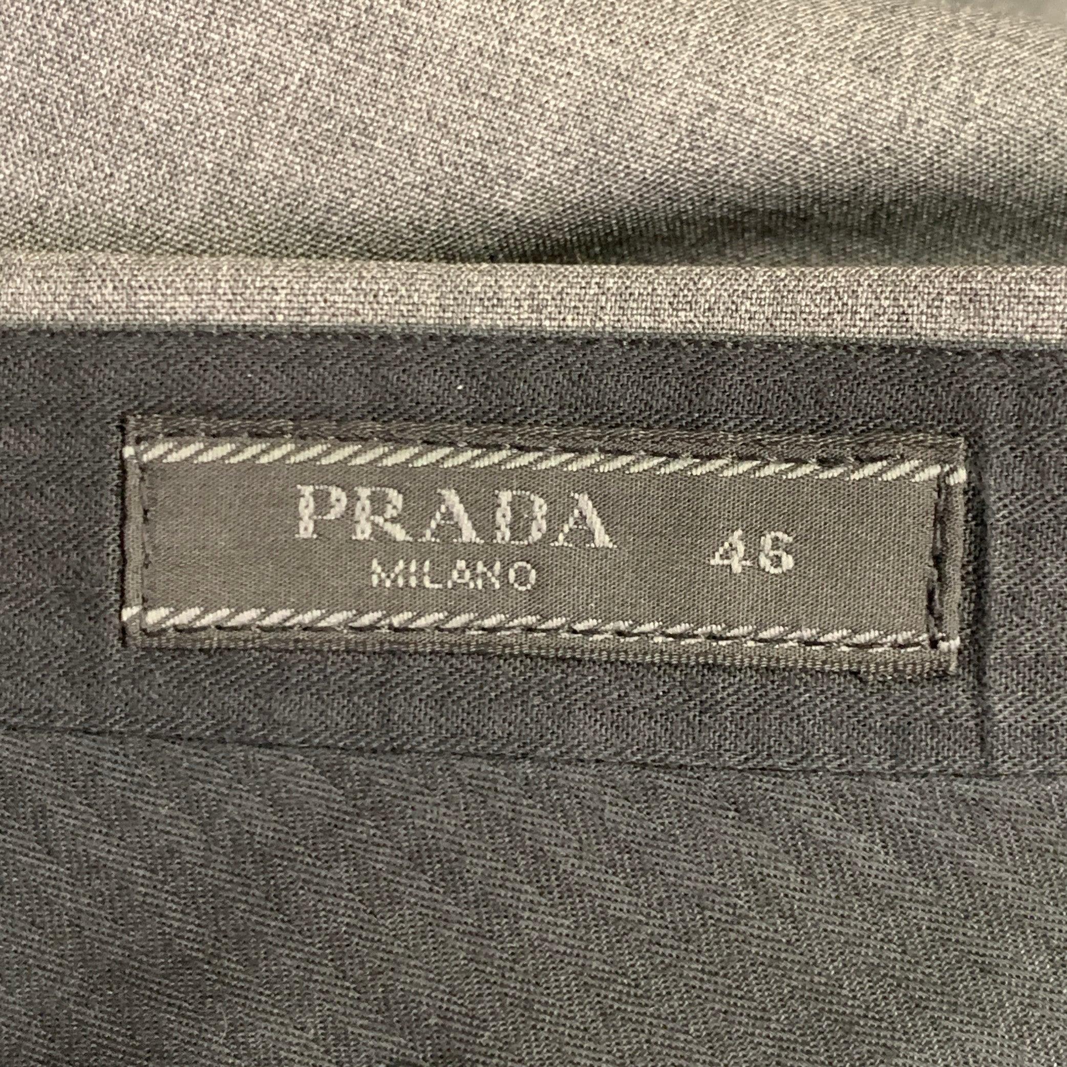 Gris PRADA Taille 30 Pantalon Slim Tapered en laine grise avec braguette à boutons en vente