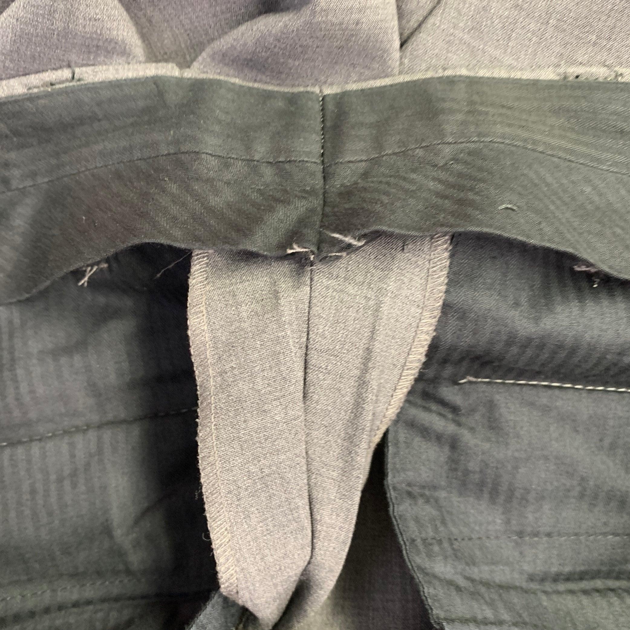 PRADA Taille 30 Pantalon Slim Tapered en laine grise avec braguette à boutons en vente 1