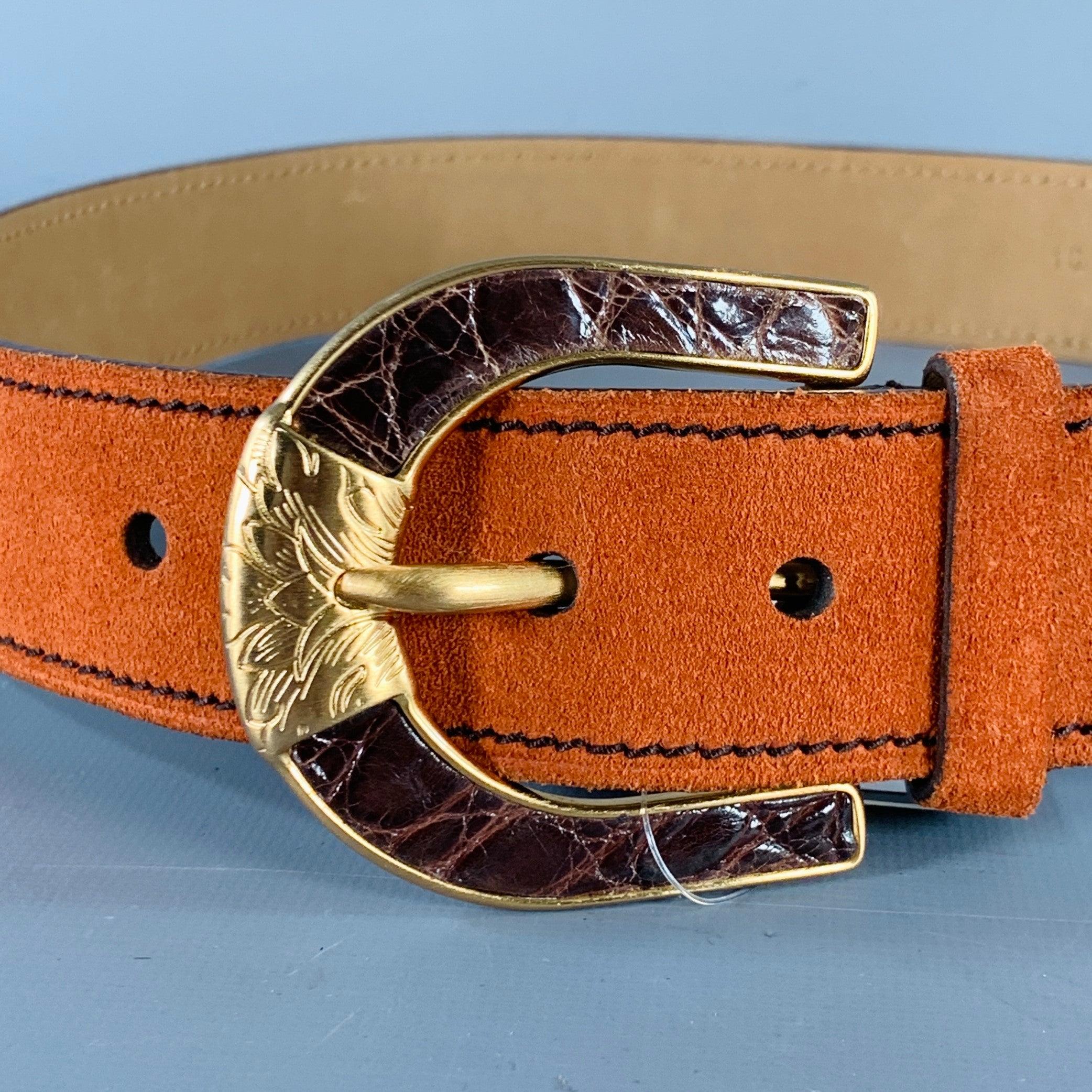 Ceinture PRADA
en daim orange, avec une boucle dorée, du cuir texturé marron et des détails gravés. Fabriqué en Italie. Très bon état.  

Marqué :   1C 3366Longueur : 37.5 pouces Largeur : 1.5 pouces Convient : 29 - 33 pouces Boucle : 2.5 pouces 
 