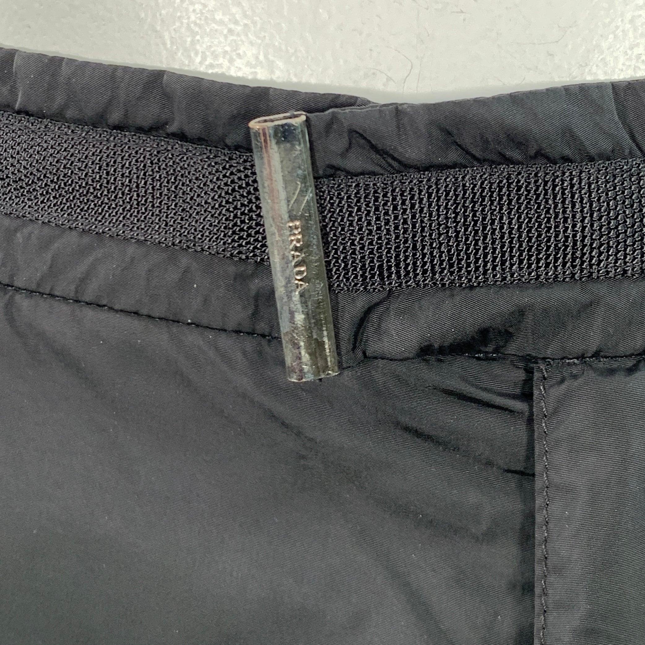 Pantaloncini da bagno Prada
in tessuto di nylon nero con fodera in rete, stile piatto e chiusura con zip e logo in metallo argentato. Made in Italy. Eccellente condizione di usato. 

Contrassegnato:   IT 50 

Misure: 
  Vita: 34 pollici Cavallo: 9