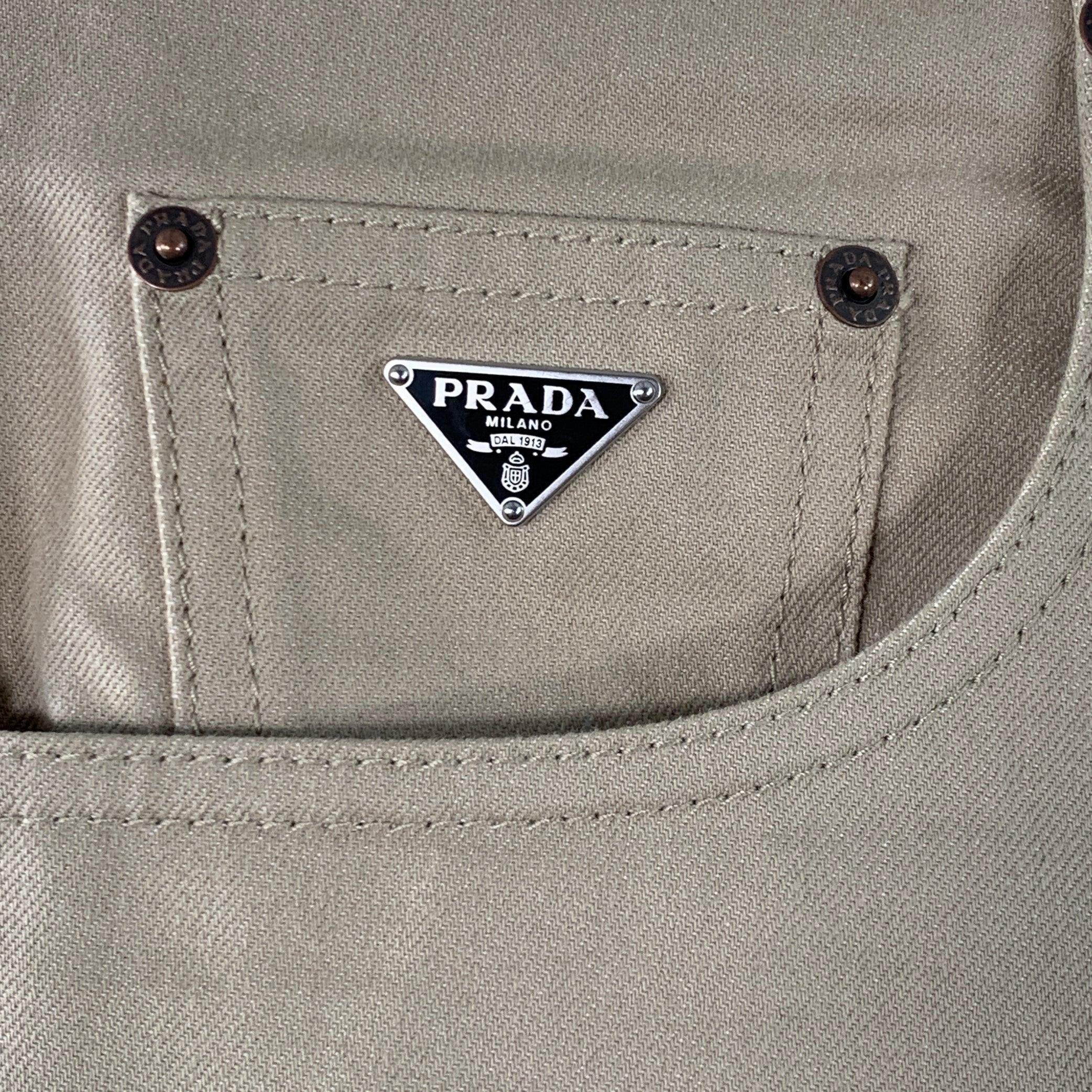 Jeans Prada
in twill di cotone color kaki con vestibilità classica, gamba affusolata e chiusura con bottoni. Made in Italy. Eccellente condizione di usato. 

Contrassegnato:   34 

Misure: 
  Vita: 34 pollici Cavallo: 12,5 pollici Gamba: 35 pollici