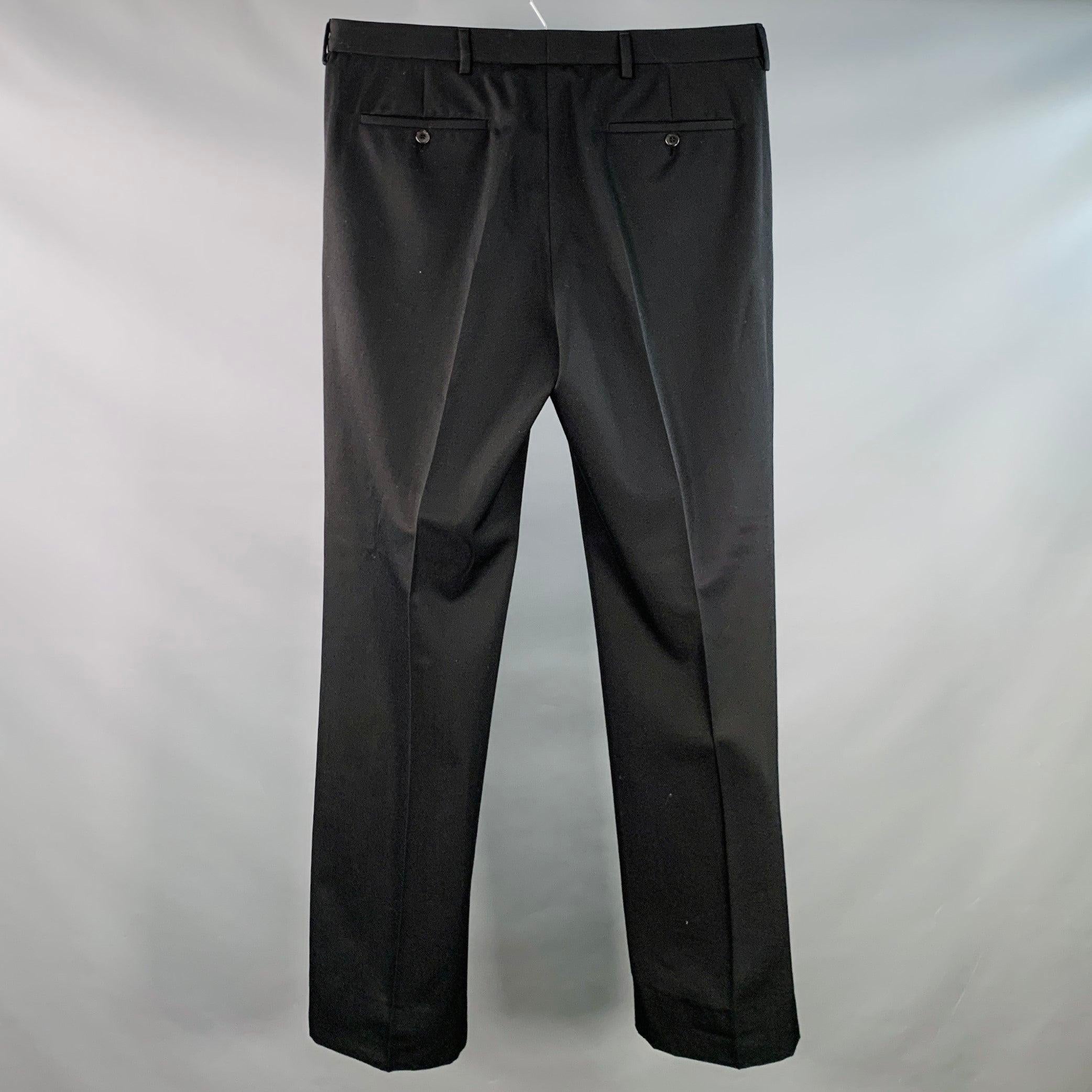Pantaloni Prada
in twill di lana vergine nero, stile piatto e chiusura con zip. Made in Italy.Ottime condizioni di usato. Molteplici segni minori. 

Contrassegnato:   IT 52 

Misure: 
  Vita: 36 pollici Cavallo: 11 pollici Gamba: 34 pollici 
  
  
