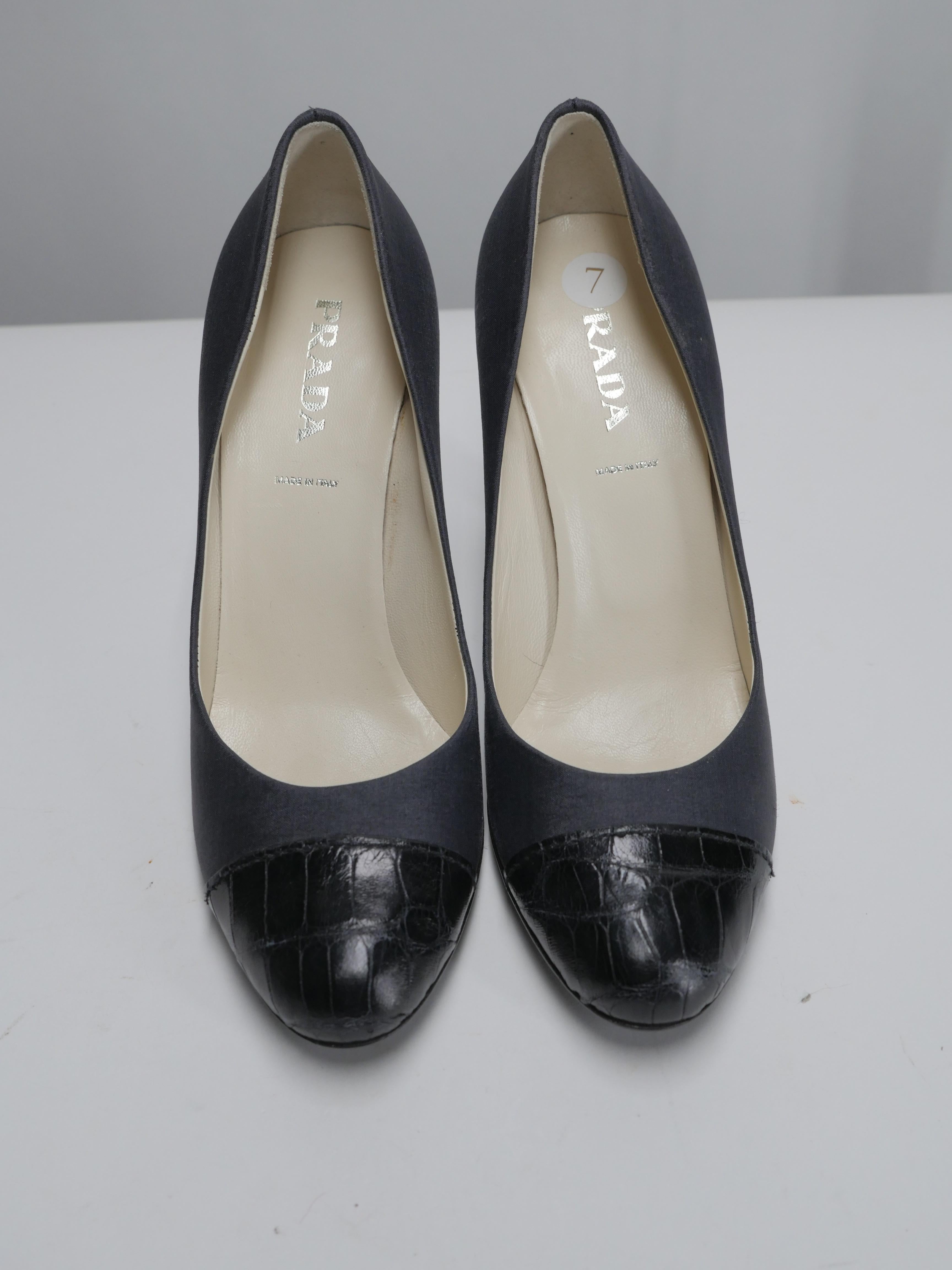 Black Leather round toe pump with cap toe detail