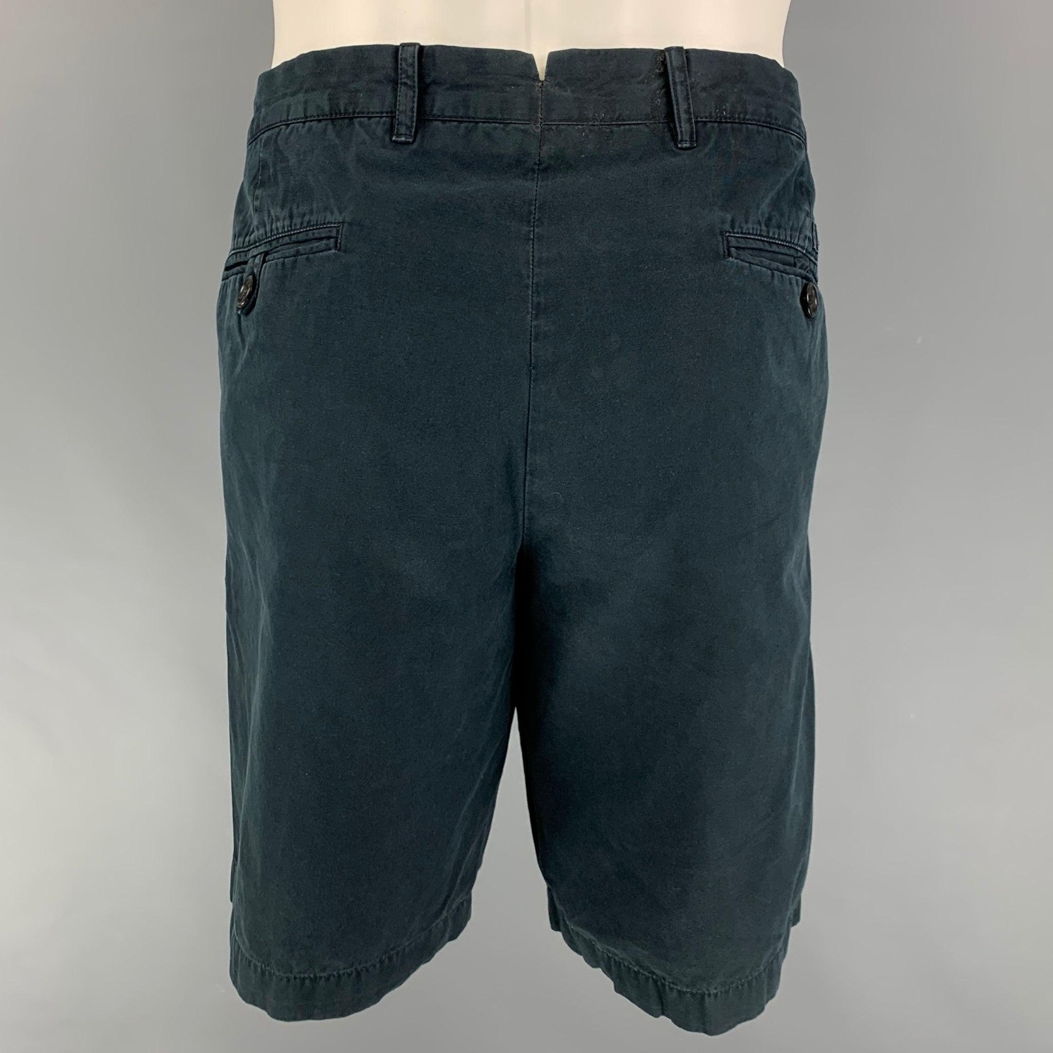PRADA shorts comes in a navy cotton featuring a zip fly closure.
Good
Pre-Owned Condition. Missing zipper detail. As-Is.  

Marked:   54 

Measurements: 
  Waist: 36 inches  Rise: 9.5 inches  Inseam: 10 inches 
  
  
 
Reference: 117956
Category: