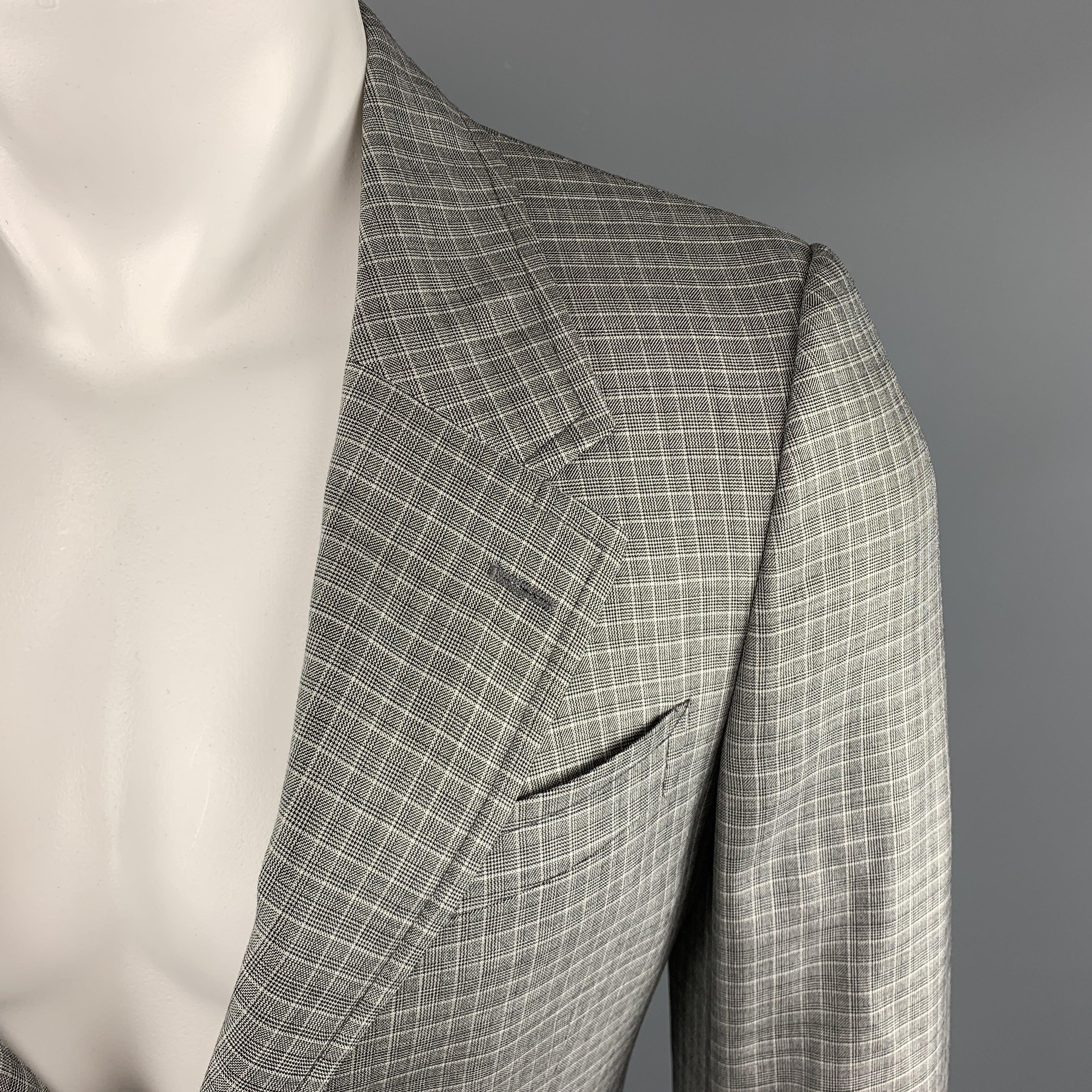 Manteau de sport PRADA en laine/soie écossaise dans un ton gris, avec un revers à cran, des poches fendues et à rabat, deux boutons à la fermeture, une seule poitrine, des poignets boutonnés, une double fente à l'arrière, non doublé. Fabriquées en