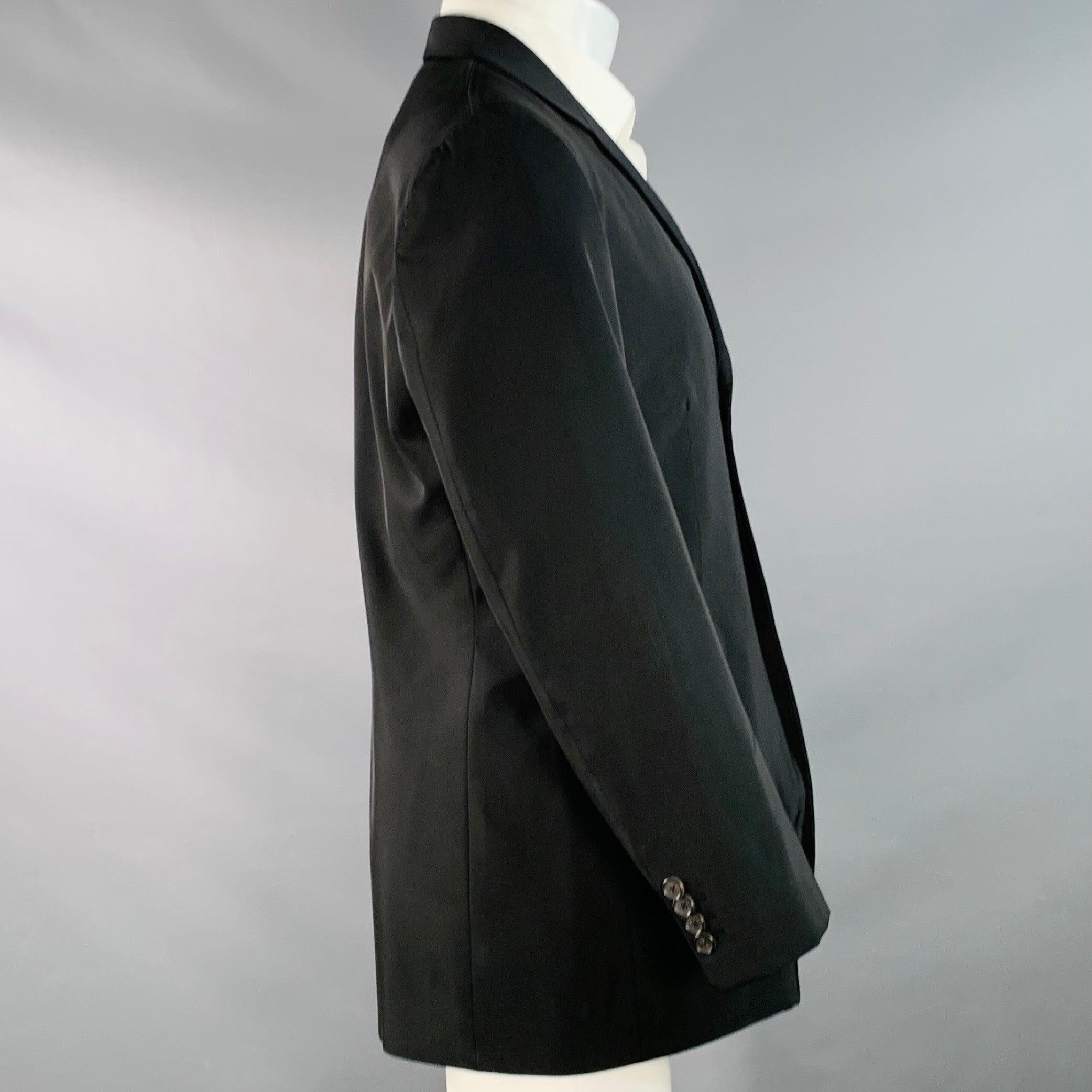 Manteau de sport PRADA
en sergé noir mélangé de polyester, avec un revers échancré, un dos ventilé et une fermeture à trois boutons. Fabriqué en Italie. Très bon état. Marques et signes d'usure mineurs. 

Marqué :   IT 50 

Mesures : 
 
Épaule : 17