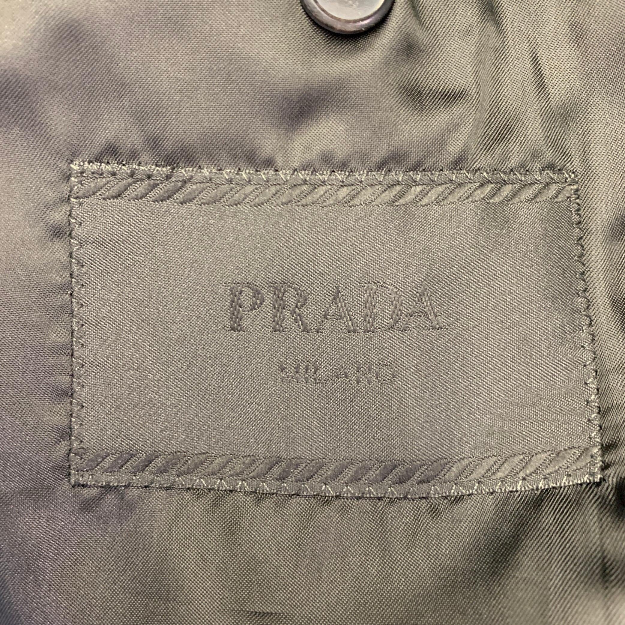 Prada taglia 42 - Abito monopetto in twill di poliestere misto nero con risvolto a tacche in vendita 2