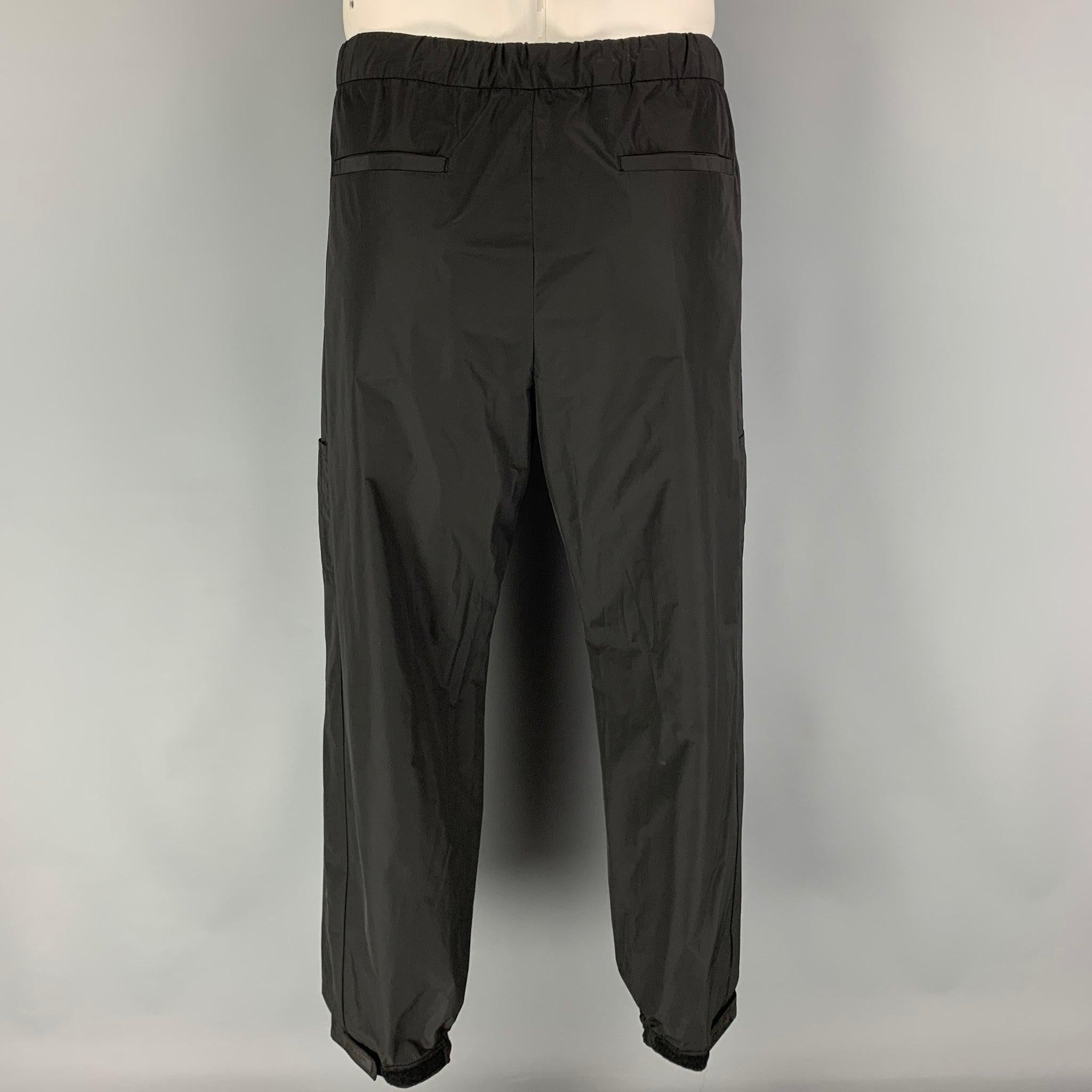 PRADA Taille 42 Costume noir en polyester à revers échancré en vente 1