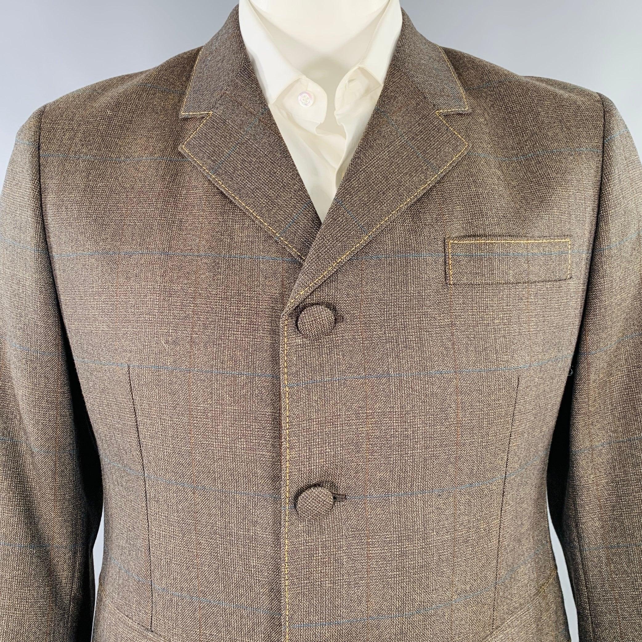 Abrigo sport PRADA
en un tejido marrón con pespuntes de contraste en amarillo mostaza, dibujo de ventana y cierre con tres botones. Excelente estado de conservación. 

Marcado:   talla no marcada, sin etiquetas. 

Medidas: 
 
Hombro 16,5 pulgadas